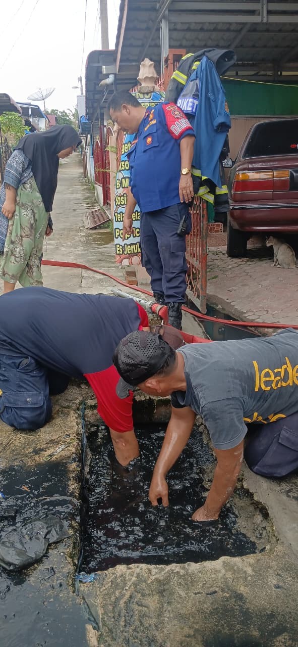 Personil Dinas Pemadam Kebakaran dan Penyelamatan melaksanakan giat LIBAS (Lihat sumBat gaS) di Jl.