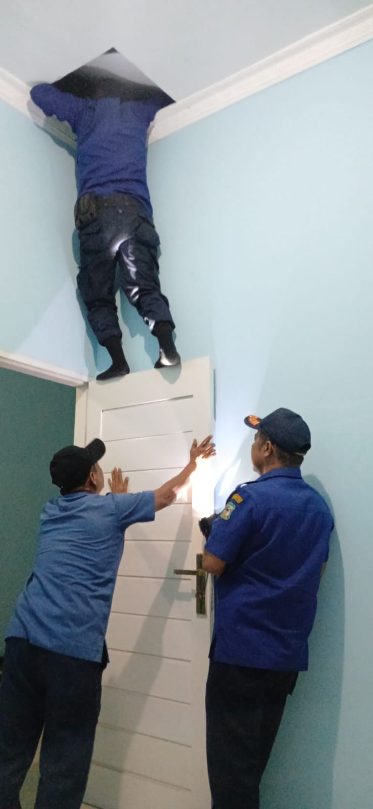 Personil Dinas Pemadam Kebakaran dan Penyelamatan menerima informasi adanya ular di rumah warga J