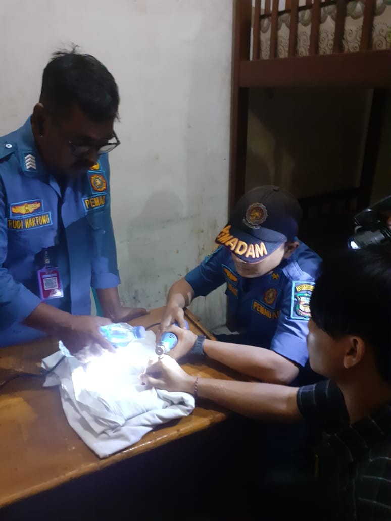 Personil Dinas Pemadam Kebakaran dan Penyelamatan berhasil melaksanakan pelepasan cincin dari jari s