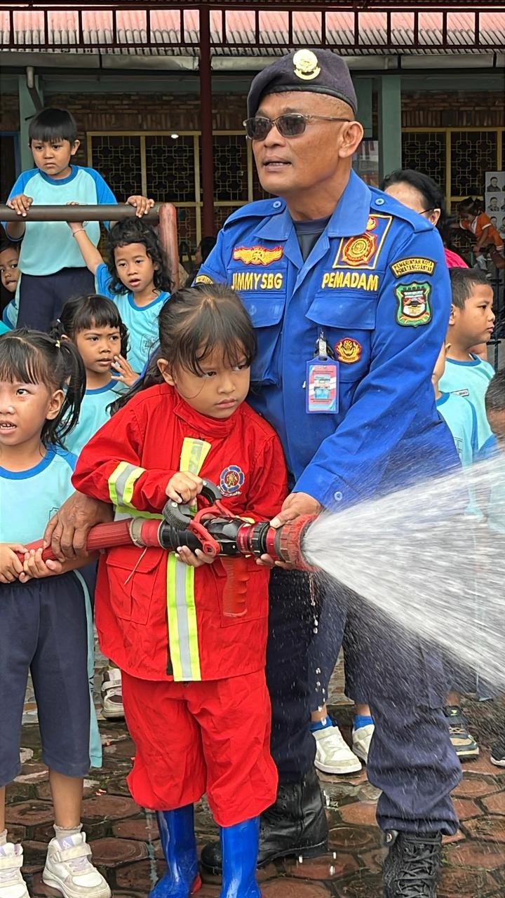 Personil Dinas Pemadam Kebakaran dan Penyelamatan melaksanakan Edukasi dan Pengenalan Profesi Pemada