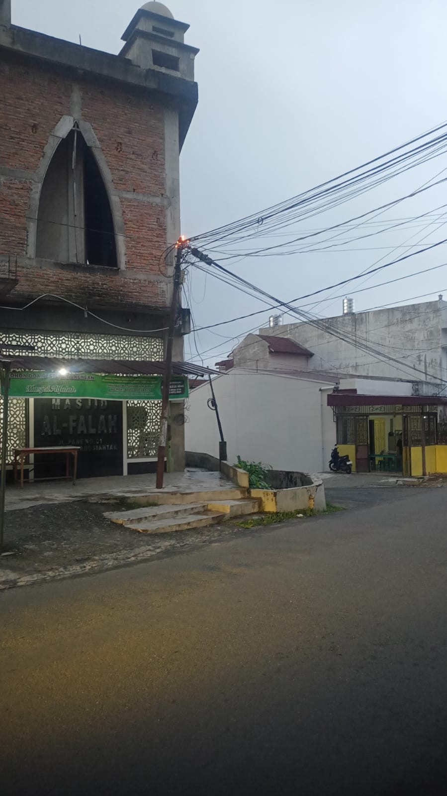 Personil Dinas Pemadam Kebakaran dan Penyelamatan melaksanakan pemadaman kebakaran Kabel Tiang Telk