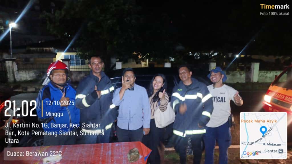Personil Dinas Pemadam Kebakaran dan Penyelamatan berhasil melaksanakan Evakuasi Kunci Mobil yang te