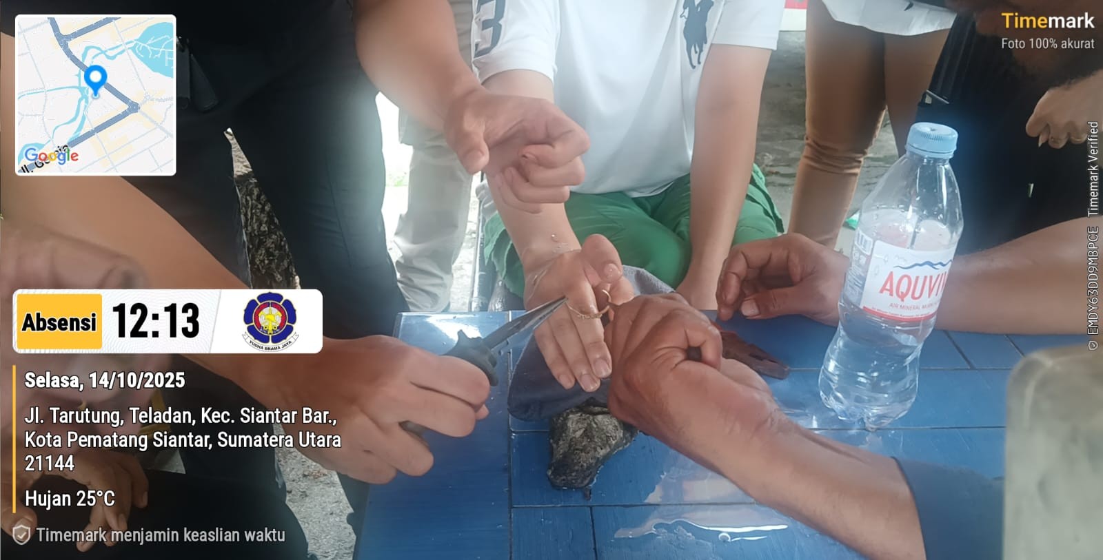 Personil Dinas Pemadam Kebakaran dan Penyelamatan berhasil melaksanakan pelepasan cincin dari jari s