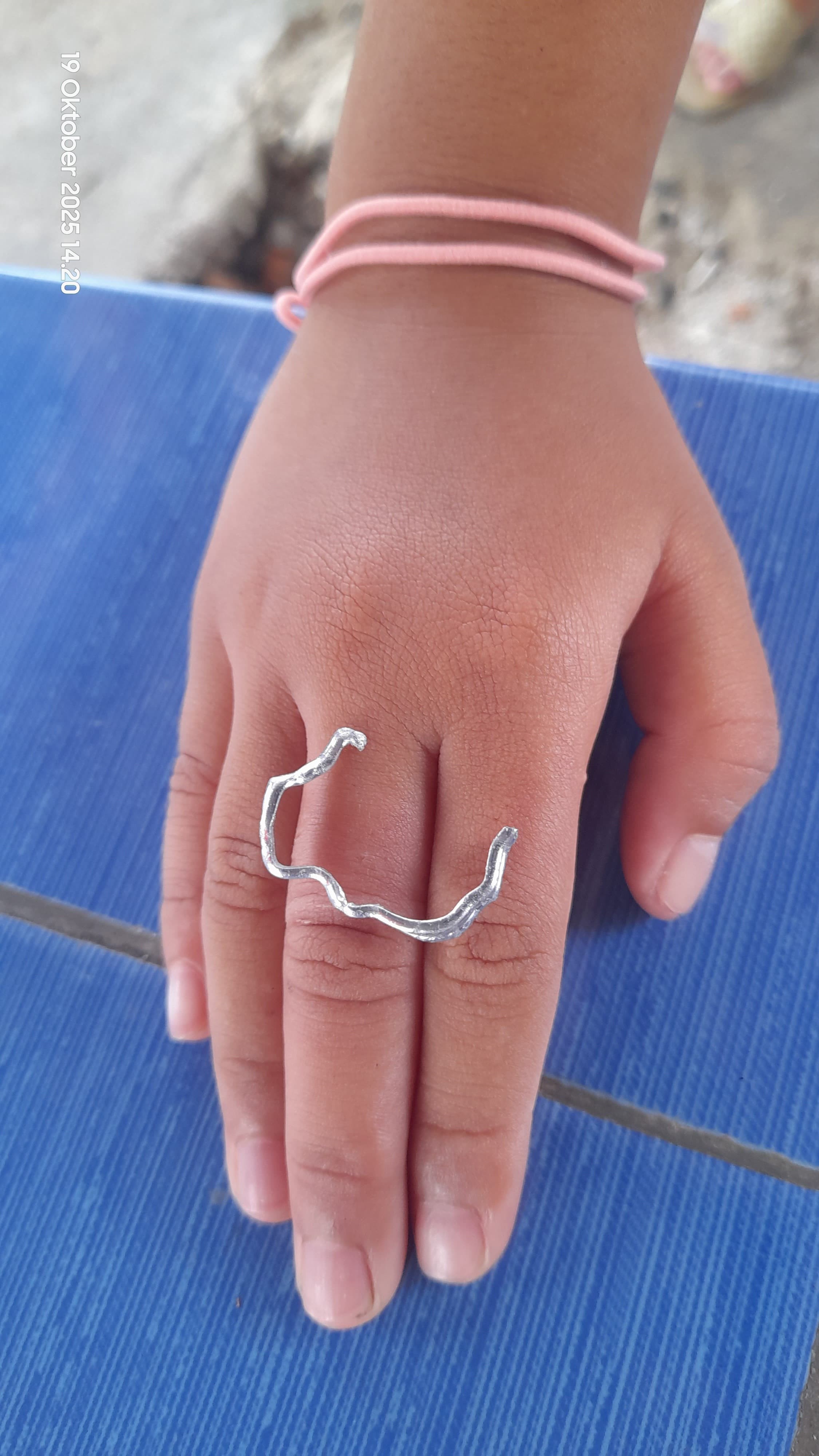 Personil Dinas Pemadam Kebakaran dan Penyelamatan berhasil melaksanakan pelepasan cincin dari jari s