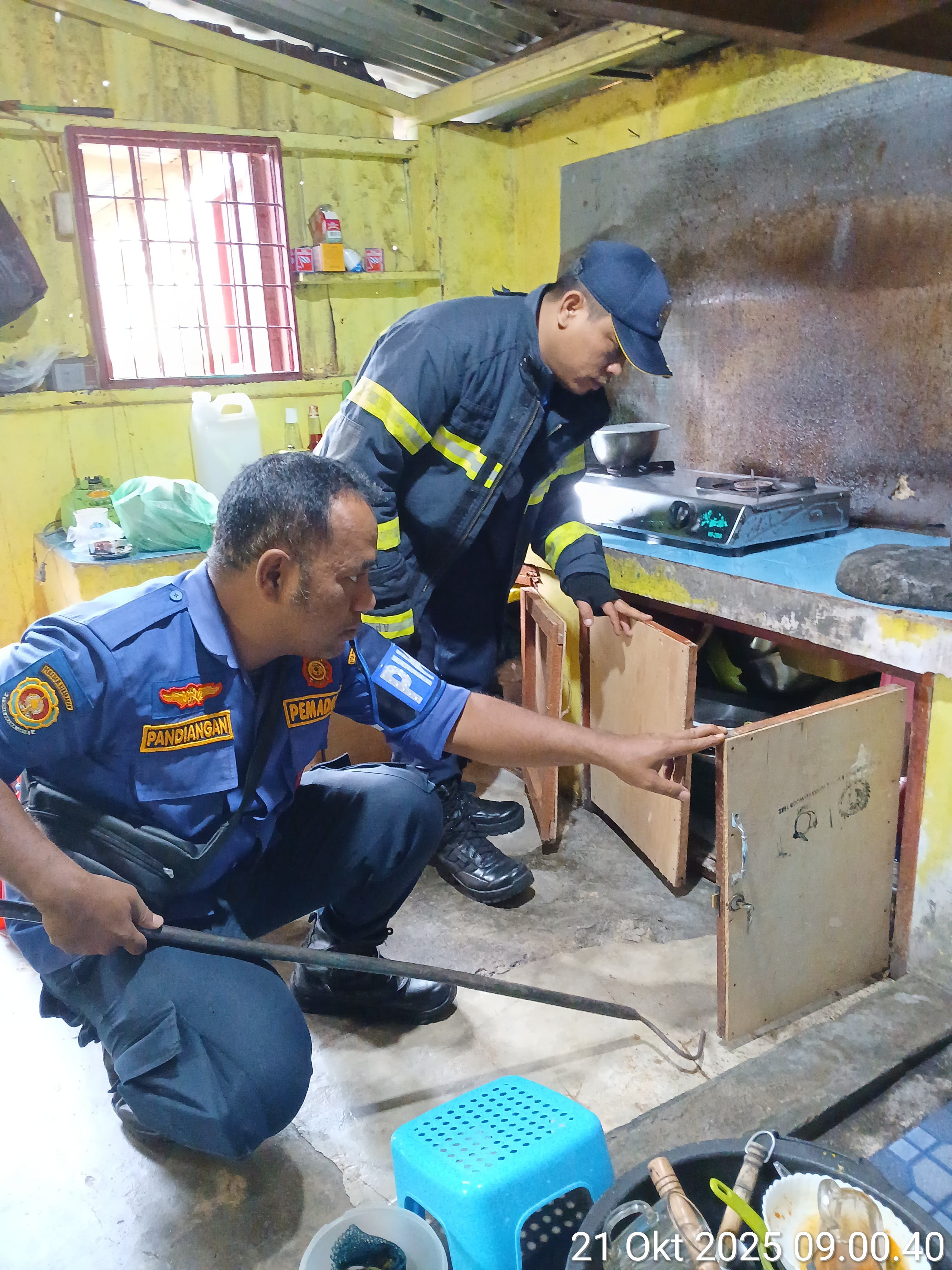 Personil Dinas Pemadam Kebakaran dan Penyelamatan menerima informasi adanya seekor  ular di rumah wa