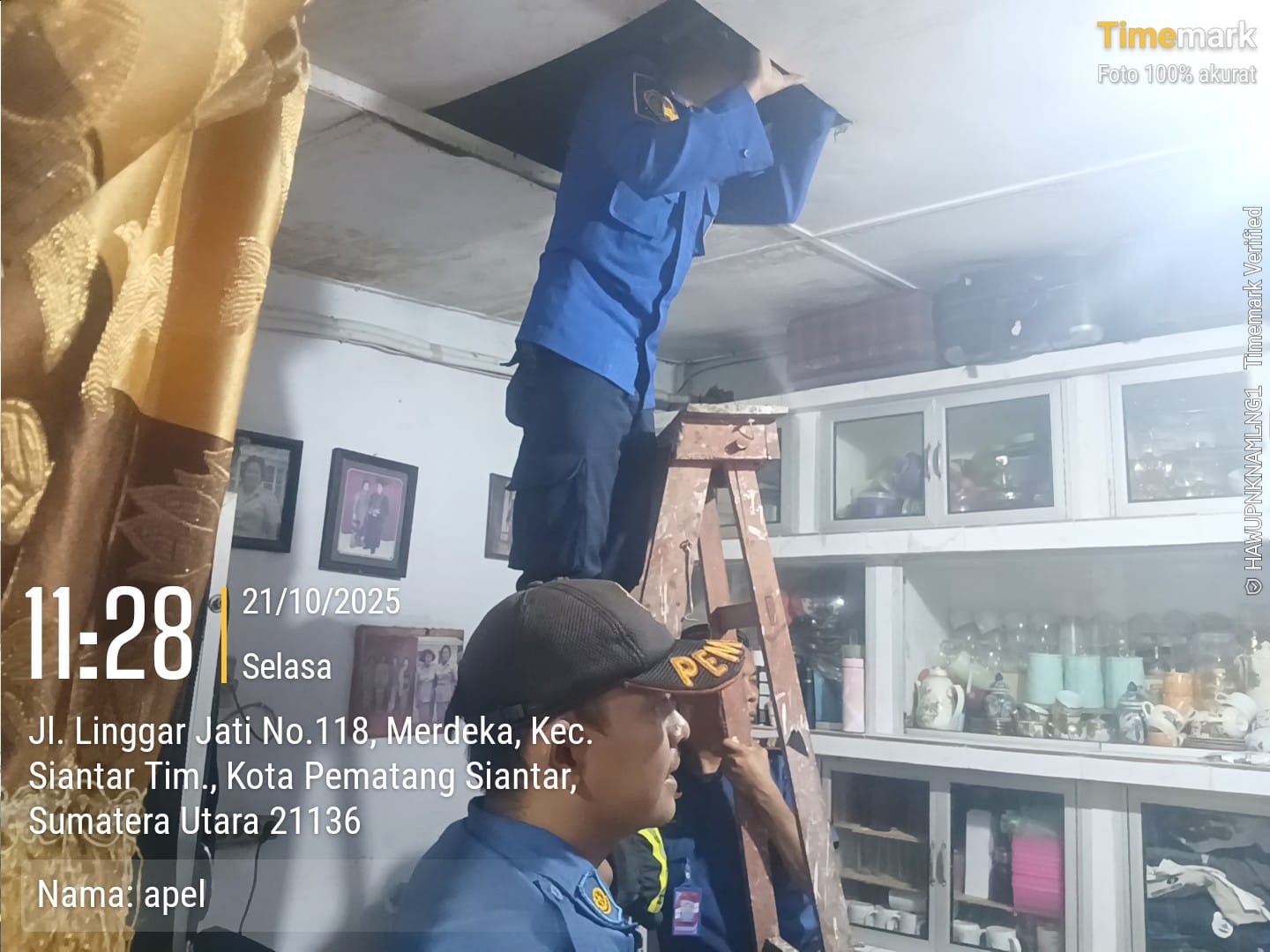 Personil Dinas Pemadam Kebakaran dan Penyelamatan menerima informasi adanya seekor  biawak di rumah 