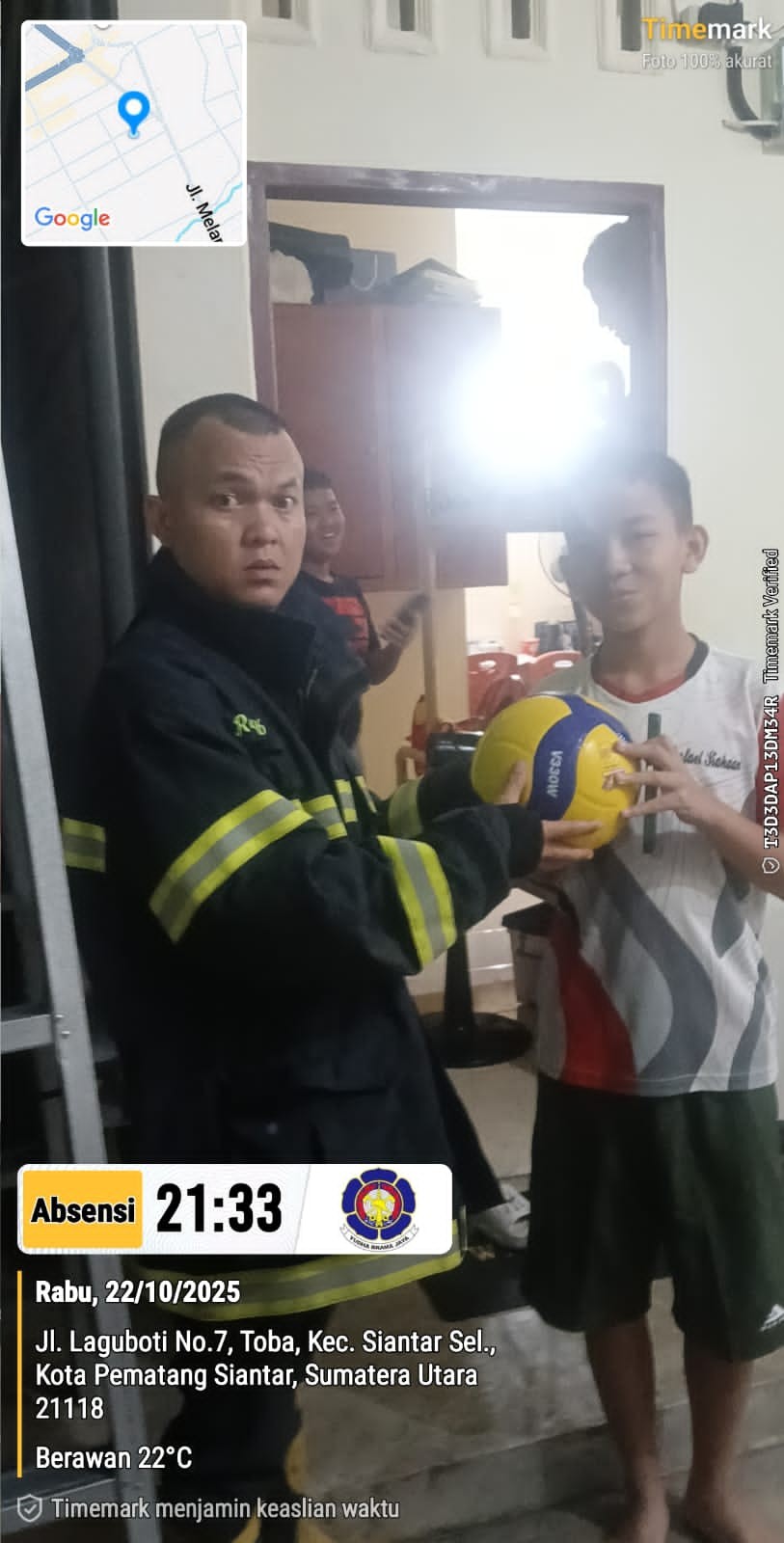 Personil Dinas Pemadam Kebakaran dan Penyelamatan berhasil mengevakuasi bola volly yang tersangkut d