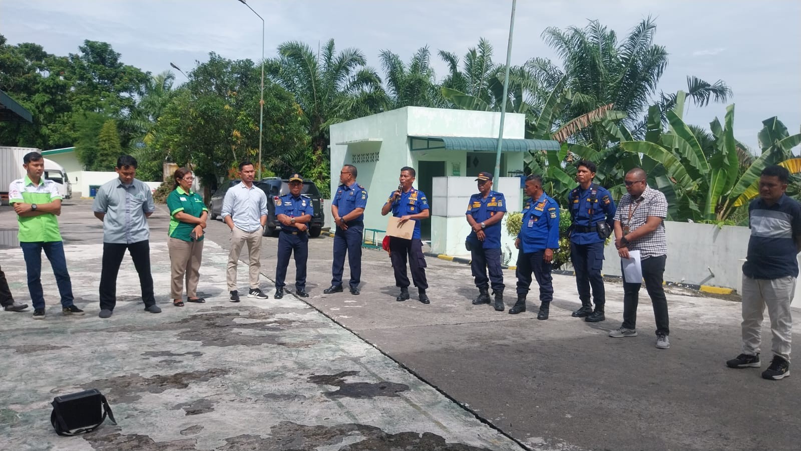 Personil Dinas Pemadam Kebakaran dan Penyelamatan melaksanakan Edukasi dan Simulasi Sistem Alat Prot