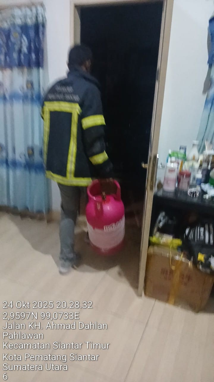 Personil Dinas Pemadam Kebakaran dan Penyelamatan memerima informasi adanya kebocoran tabung gas mil