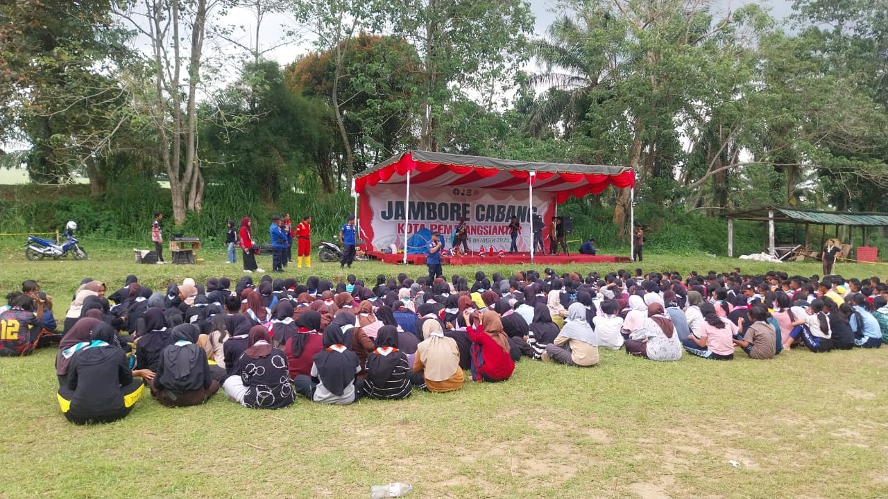 Personil Dinas Pemadam Kebakaran dan Penyelamatan melaksanakan Edukasi dan Pengenalan Profesi Pemada