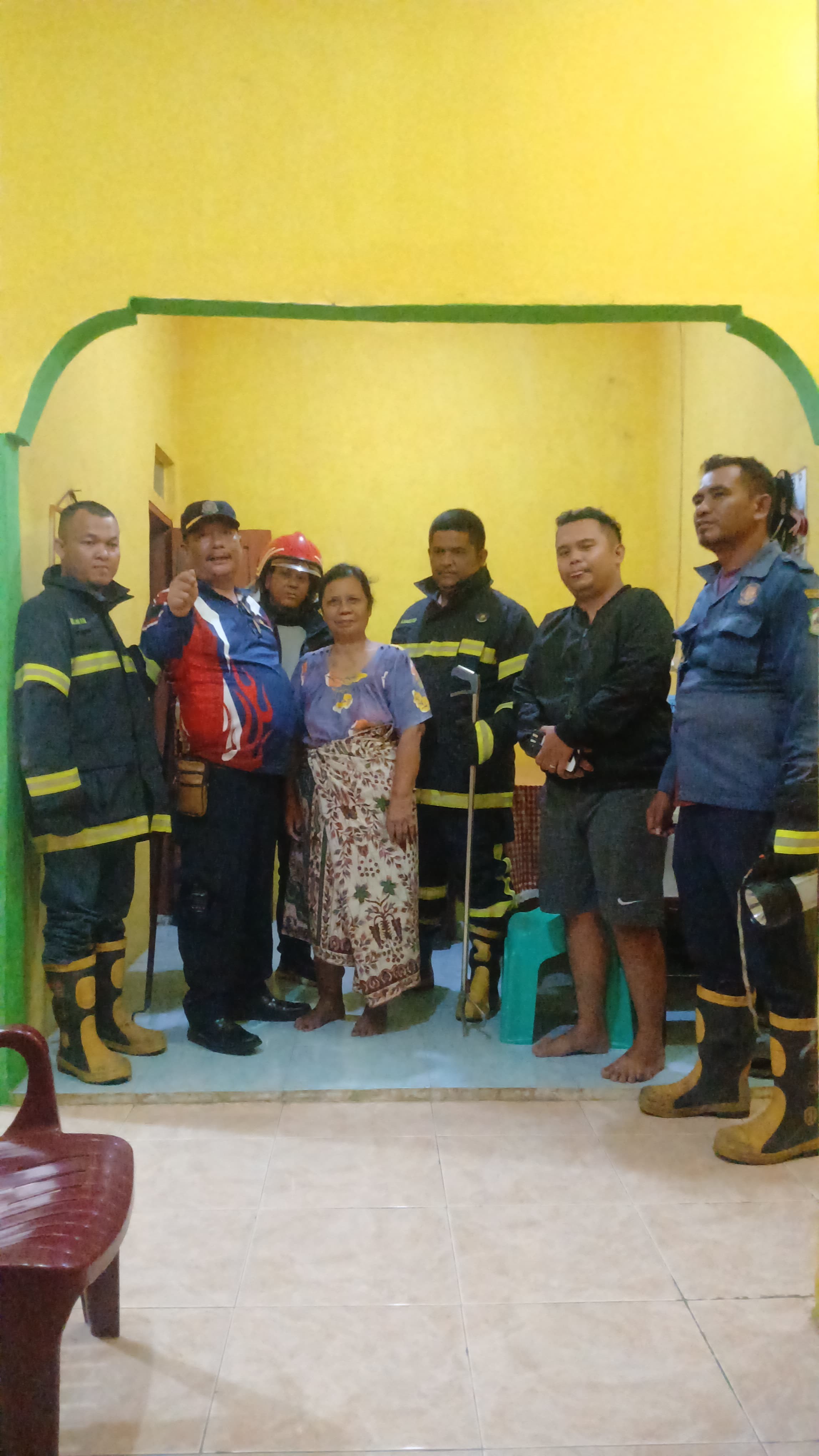 Personil Dinas Pemadam Kebakaran dan Penyelamatan menerima informasi adanya ular di rumah warga Jl.