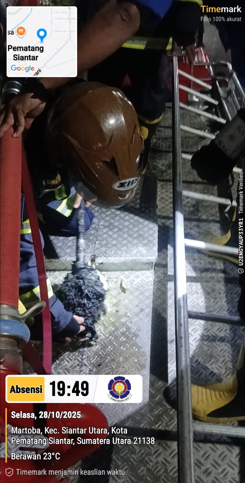 Personil Dinas Pemadam Kebakaran dan Penyelamatan berhasil mengevakuasi sarang tawon di Jl. Nagur