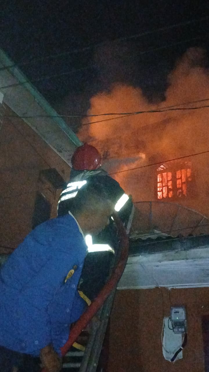 Personil Dinas Pemadam Kebakaran dan Penyelamatan melaksanakan Pemadaman Kebakaran Ruko di   Jl. Uda