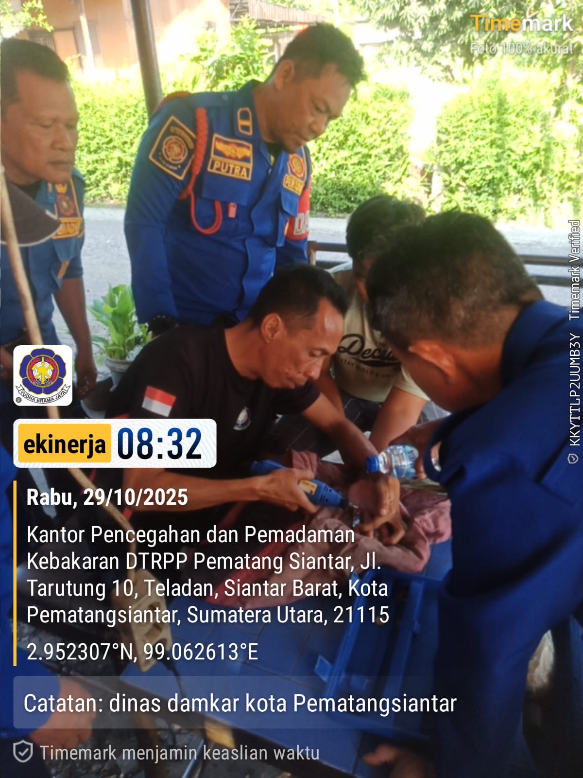 Personil Dinas Pemadam Kebakaran dan Penyelamatan berhasil melaksanakan pelepasan cincin dari jari s