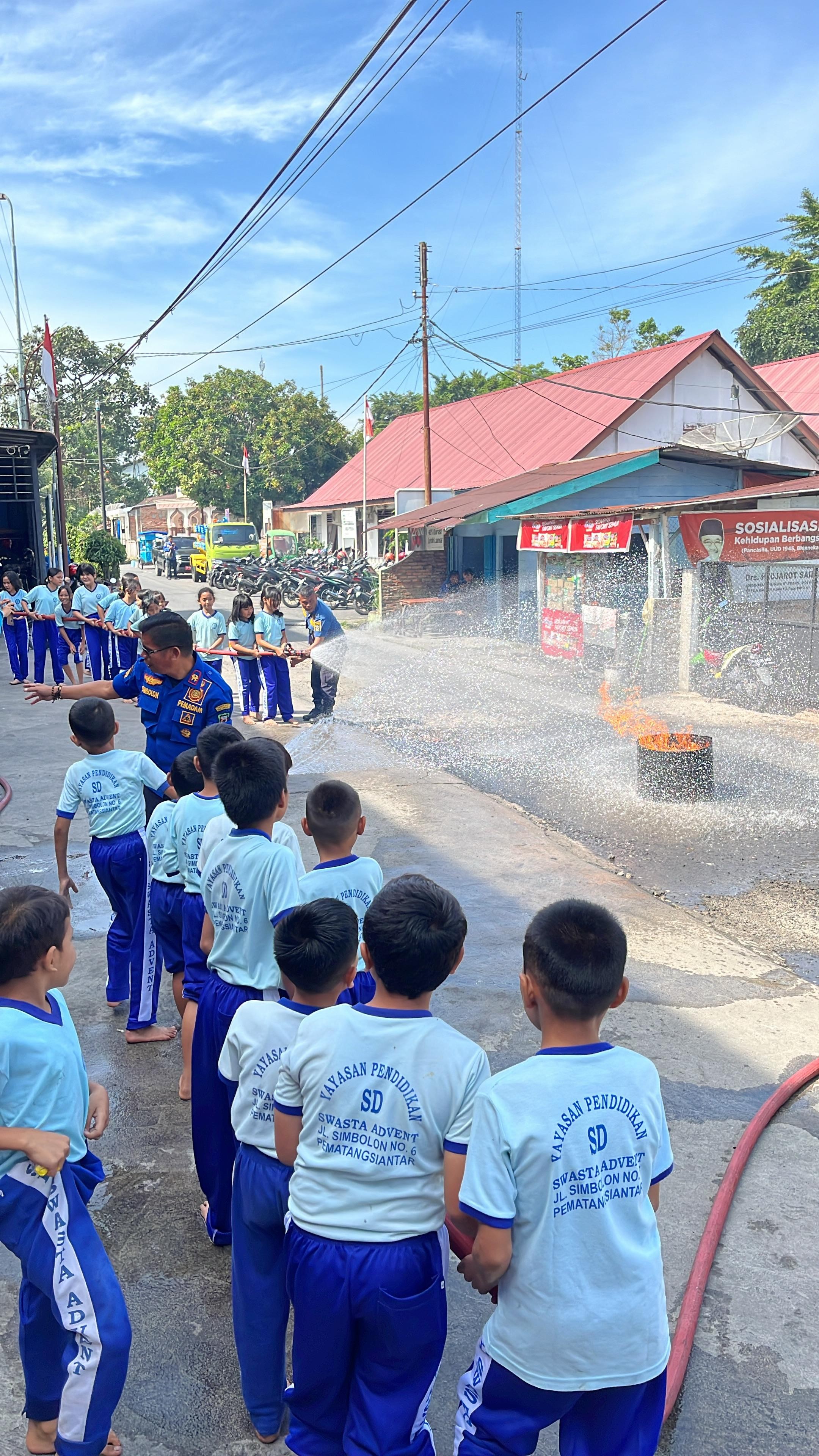 Personil Dinas Pemadam Kebakaran dan Penyelamatan melaksanakan Edukasi dan Pengenalan Profesi Pemada