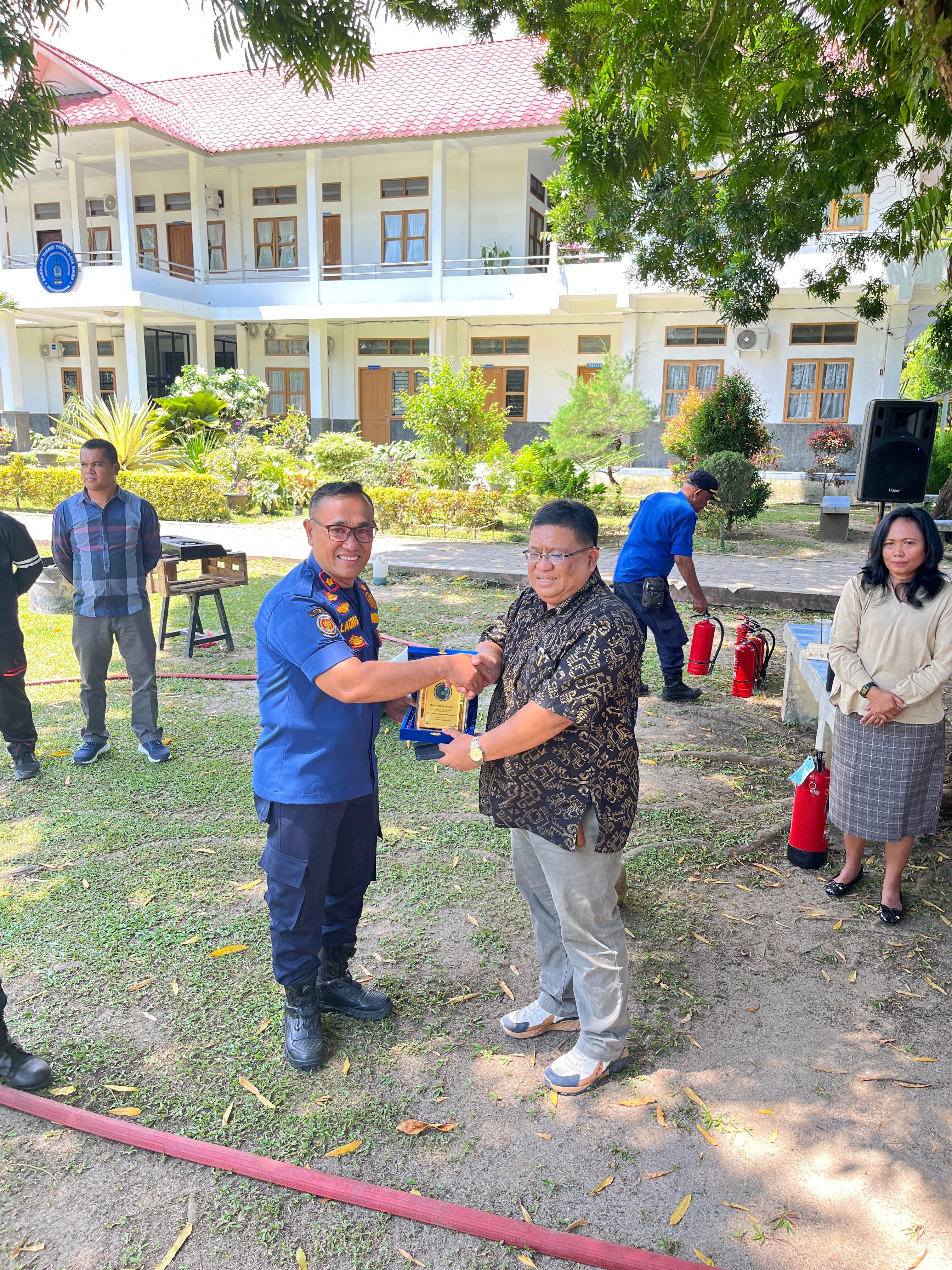 Personil Dinas Pemadam Kebakaran dan Penyelamatan melaksanakan Edukasi dan Simulasi sistem alat prot