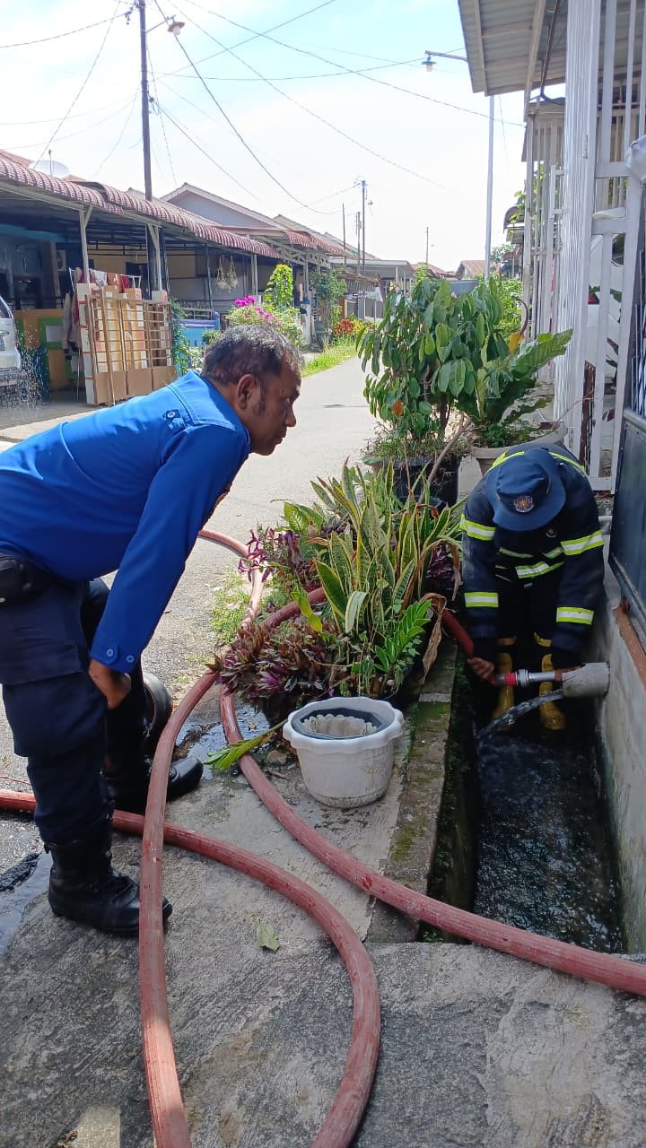 Personil Dinas Pemadam Kebakaran dan Penyelamatan melaksanakan giat LIBAS (Lihat Sumbat Gas) di  Jl.
