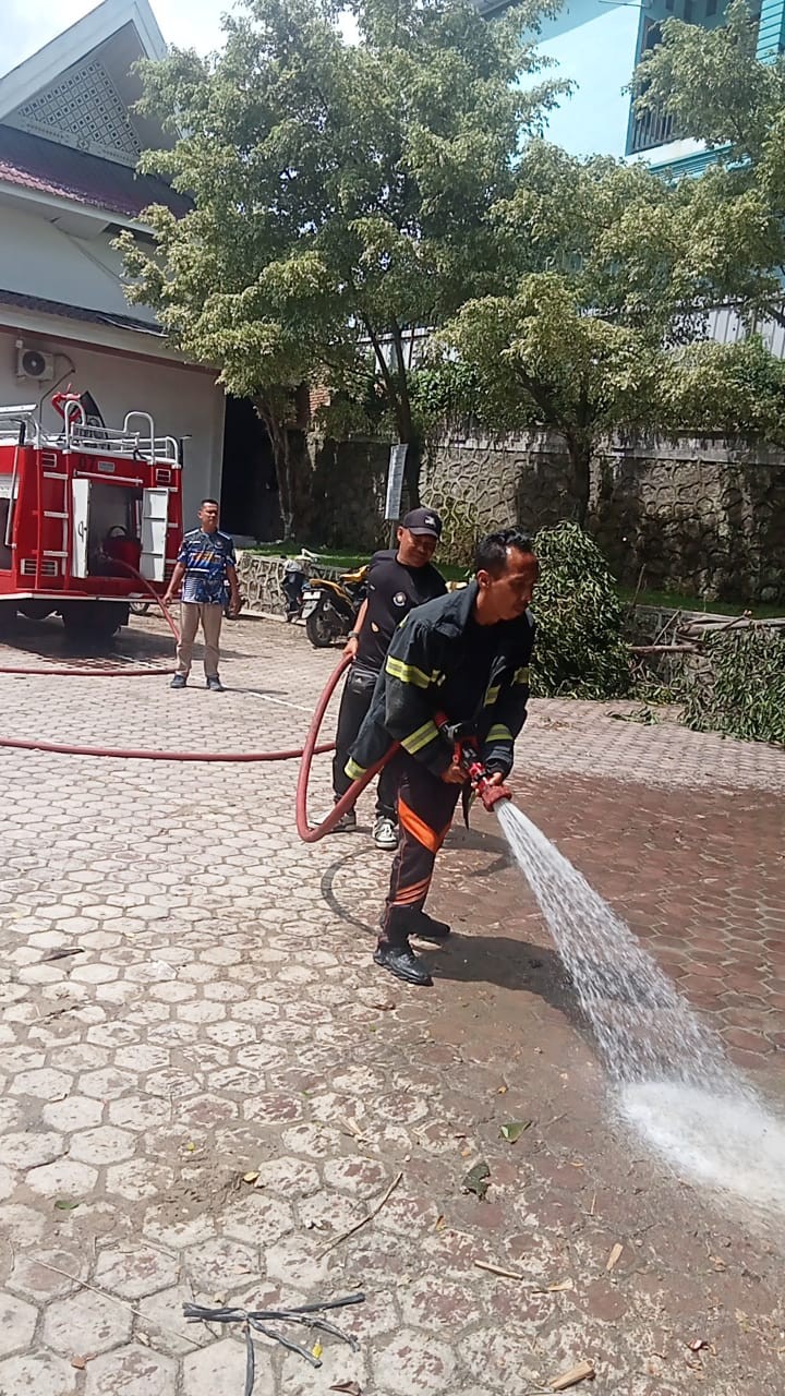 Personil Dinas Pemadam Kebakaran dan Penyelamatan melaksanakan giat LIBAS (Lihat Sumbat Gas) di  Jl.