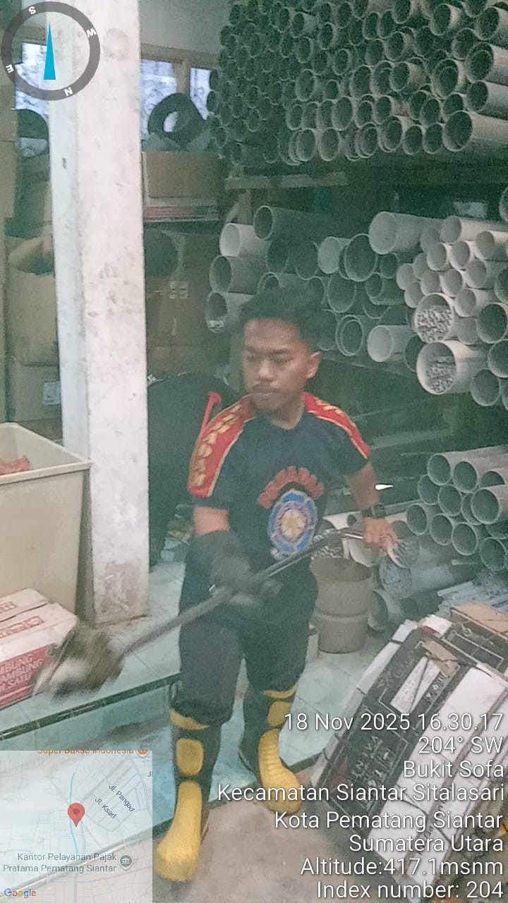 Personil Dinas Pemadam Kebakaran dan Penyelamatan berhasil mengevakuasi ular di rumah warga  Kel. Bu