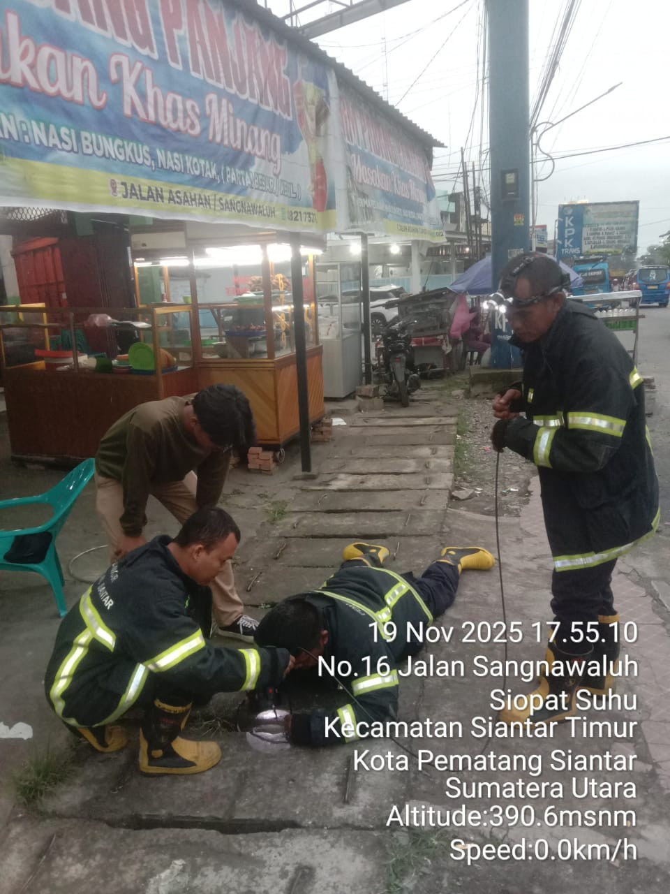 Personil Dinas Pemadam Kebakaran dan Penyelamatan berhasil mengevakuasi kunci warga yang terjatuh ke