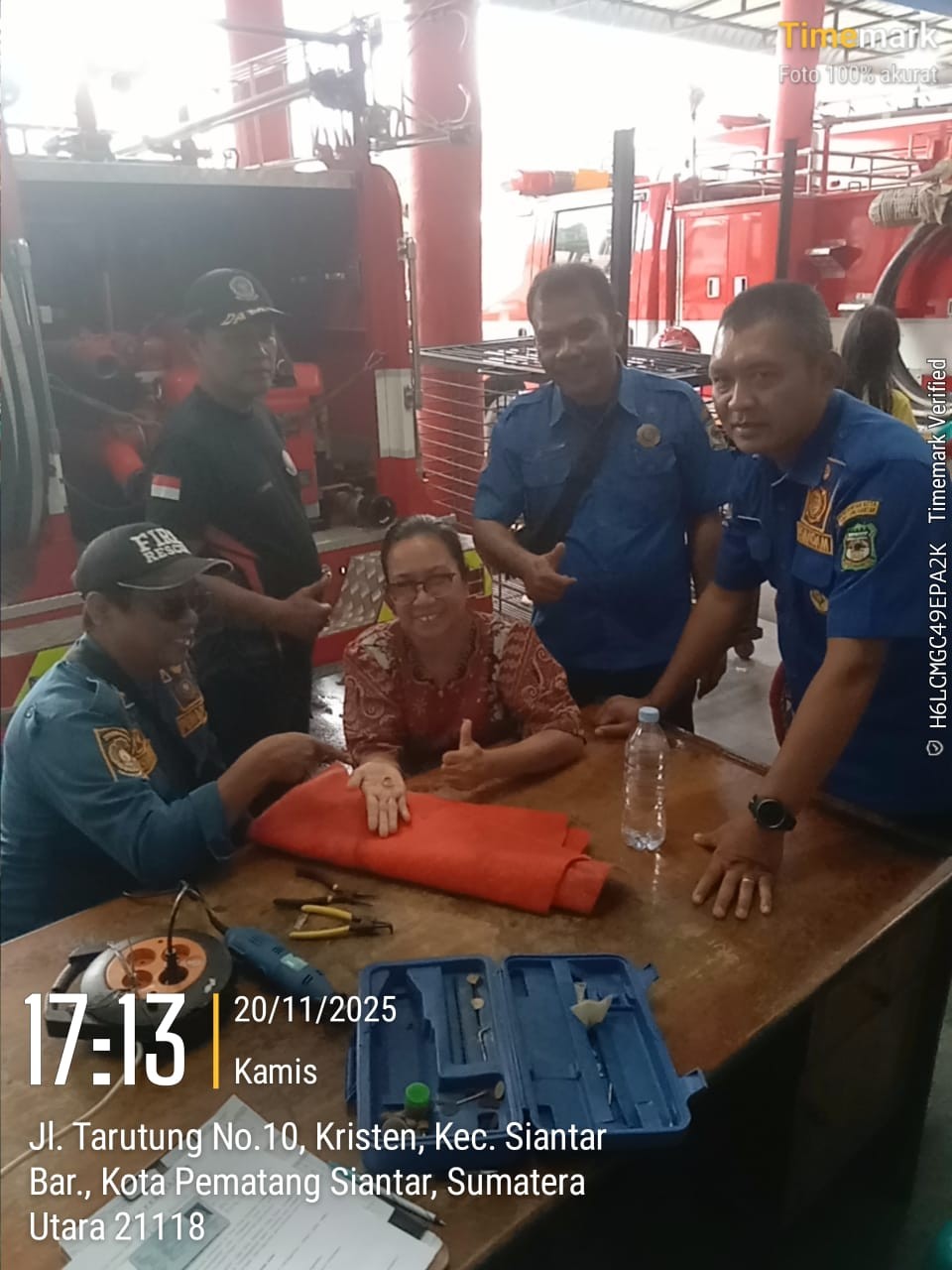 Personil Dinas Pemadam Kebakaran dan Penyelamatan berhasil melaksanakan pelepasan cincin dari jari s