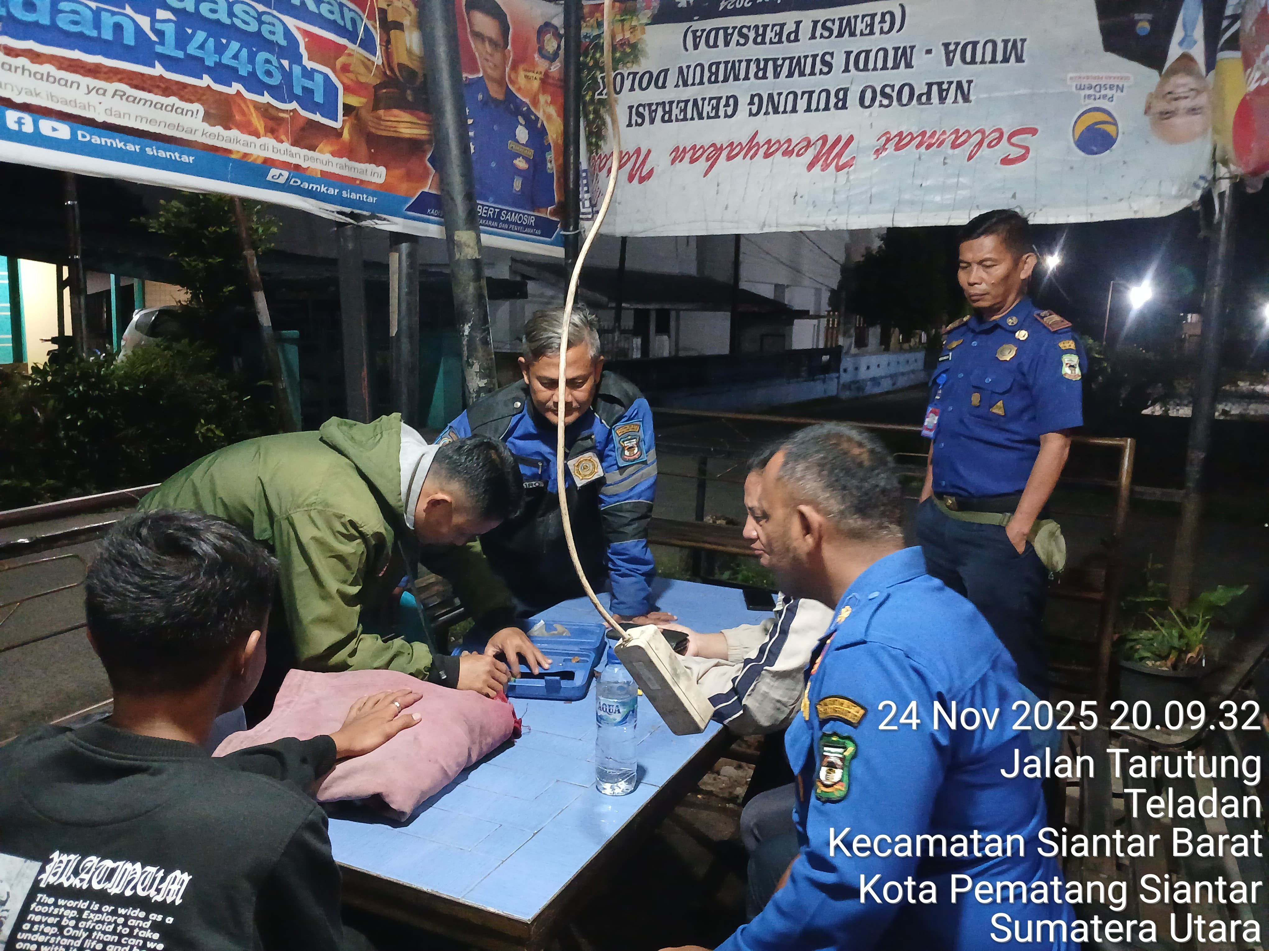 Personil Dinas Pemadam Kebakaran dan Penyelamatan berhasil melaksanakan pelepasan cincin dari jari s