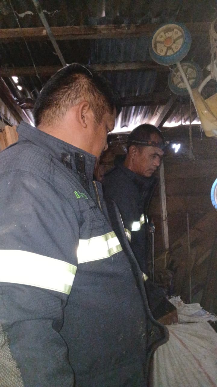 Personil Dinas Pemadam Kebakaran dan Penyelamatan menerima informasi adanya ular di gudang rumah war