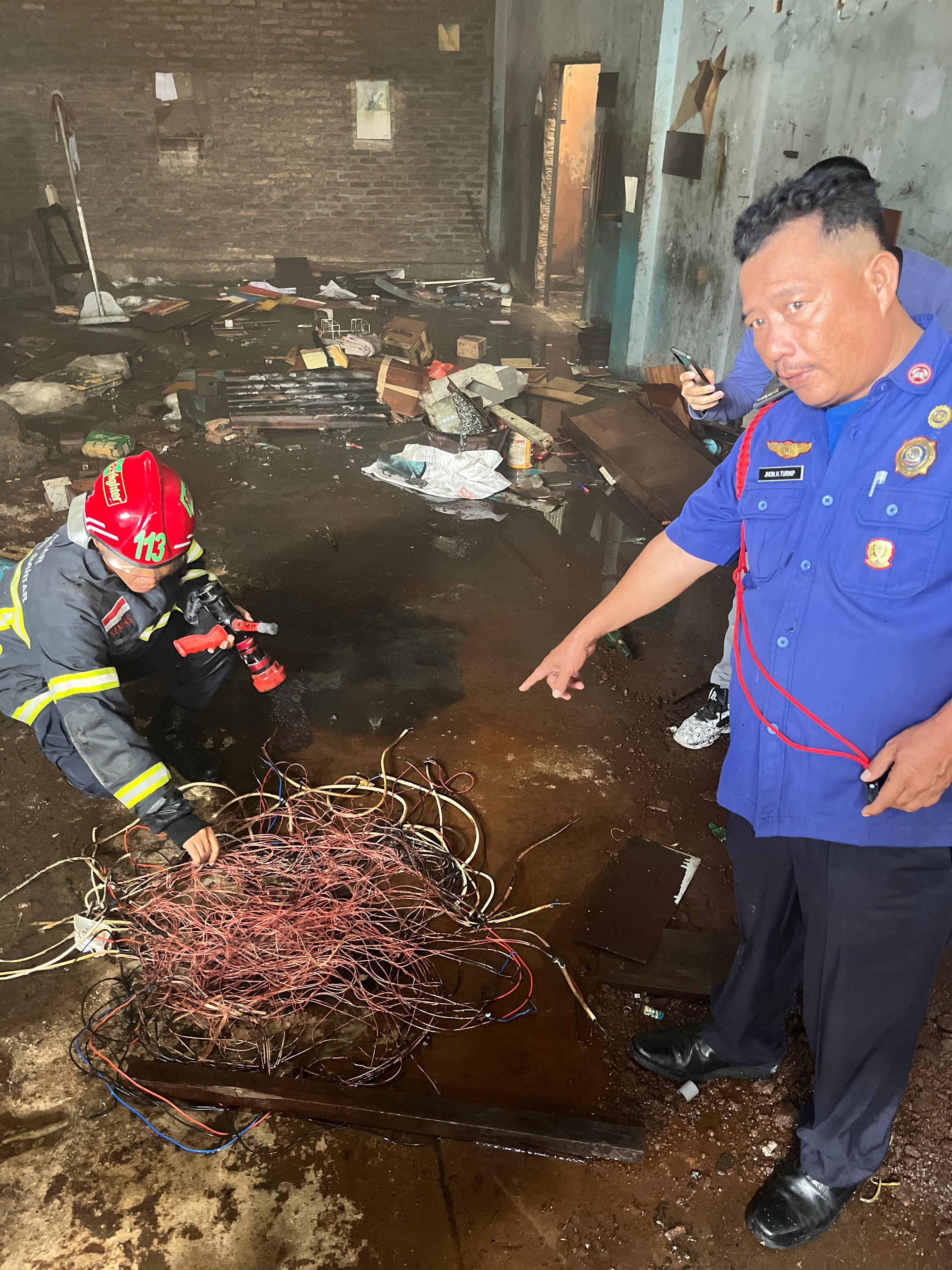 Personil Dinas Pemadam Kebakaran dan Penyelamatan menerima informasi kebakaran di  Jl. H. O.S. Cokro