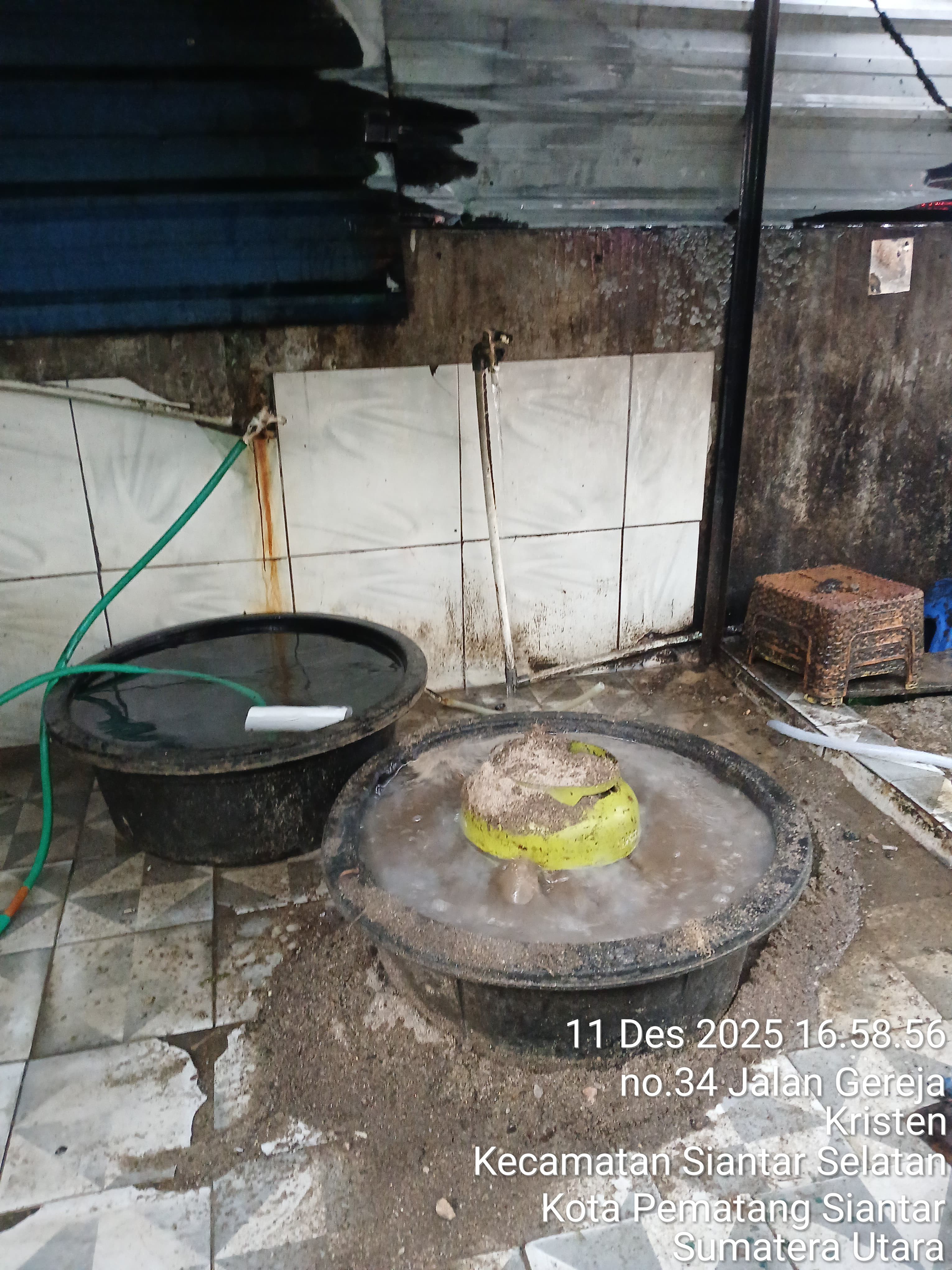 Personil Dinas Pemadam Kebakaran dan Penyelamatan menerima informasi kebakaran tabung gas di  Jl. Ge