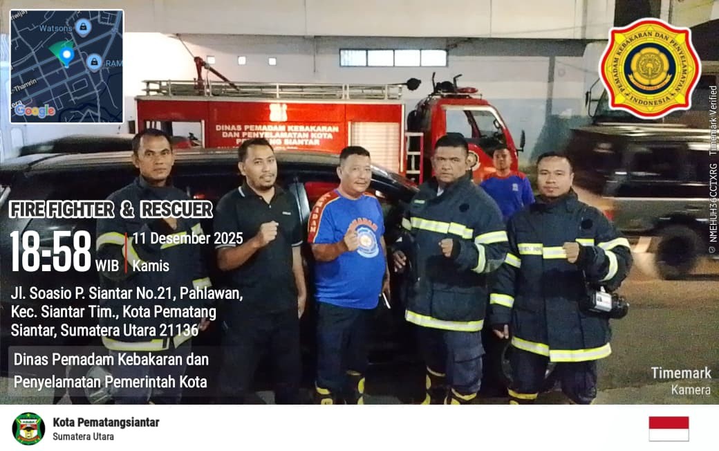 Personil Dinas Pemadam Kebakaran dan Penyelamatan berhasil mengevakuasi Kunci Mobil yang tertinggal 