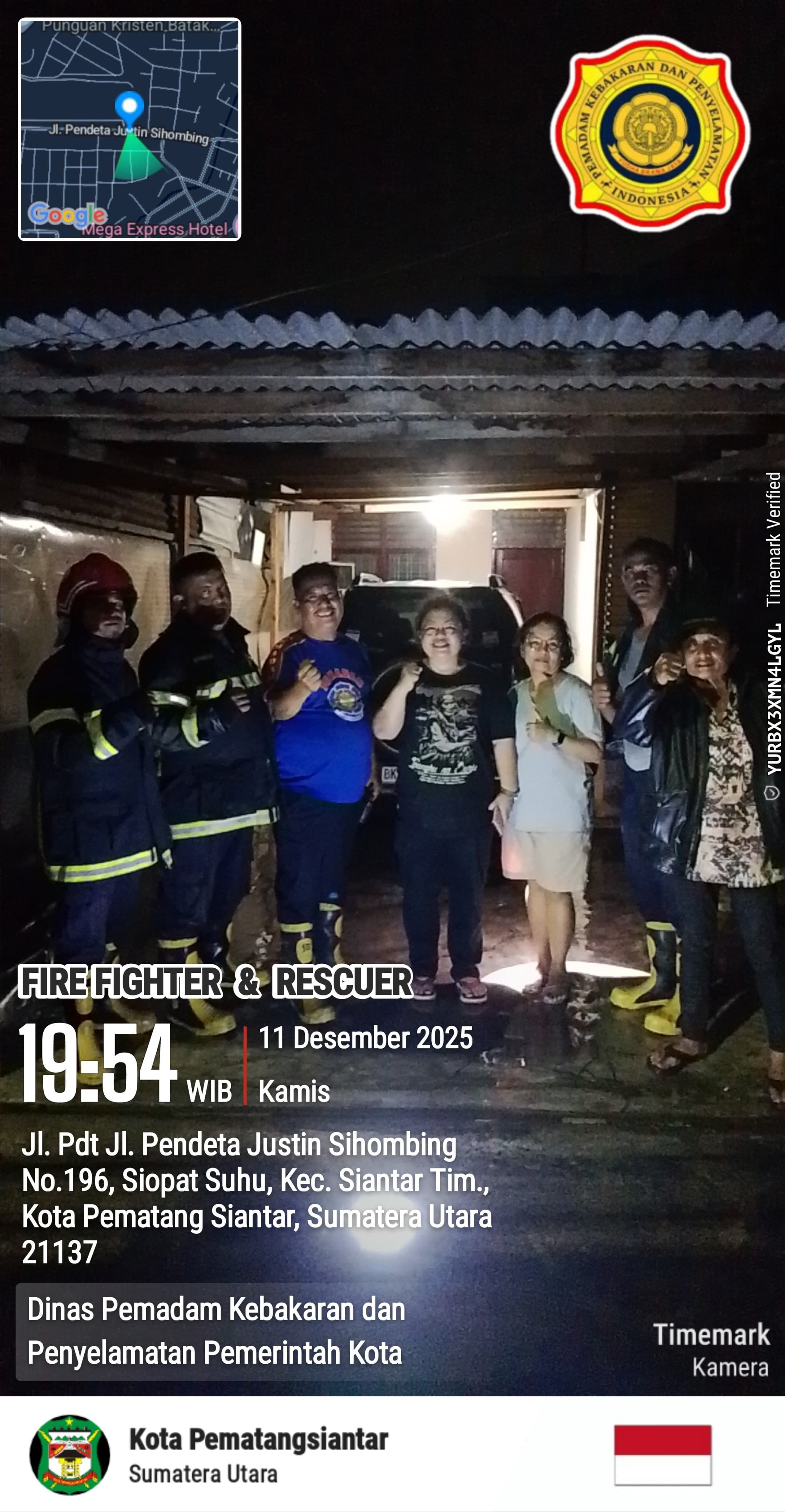 Personil Dinas Pemadam Kebakaran dan Penyelamatan berhasil mengevakuasi sarang tawon di Rumah Dinas 