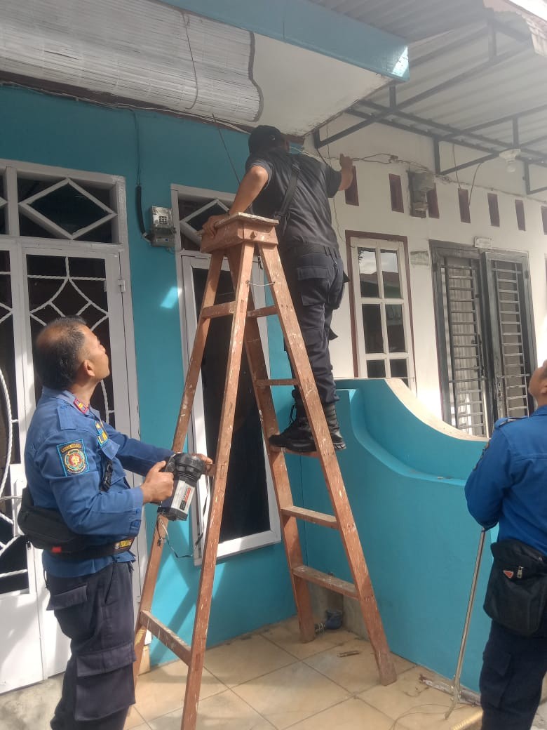 Personil Dinas Pemadam Kebakaran dan Penyelamatan menerima informasi adanya ular di rumah warga   Jl