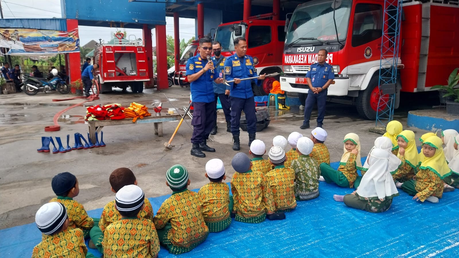Personil Dinas Pemadam Kebakaran dan Penyelamatan melaksanakan Edukasi dan Pengenalan Profesi Pemada