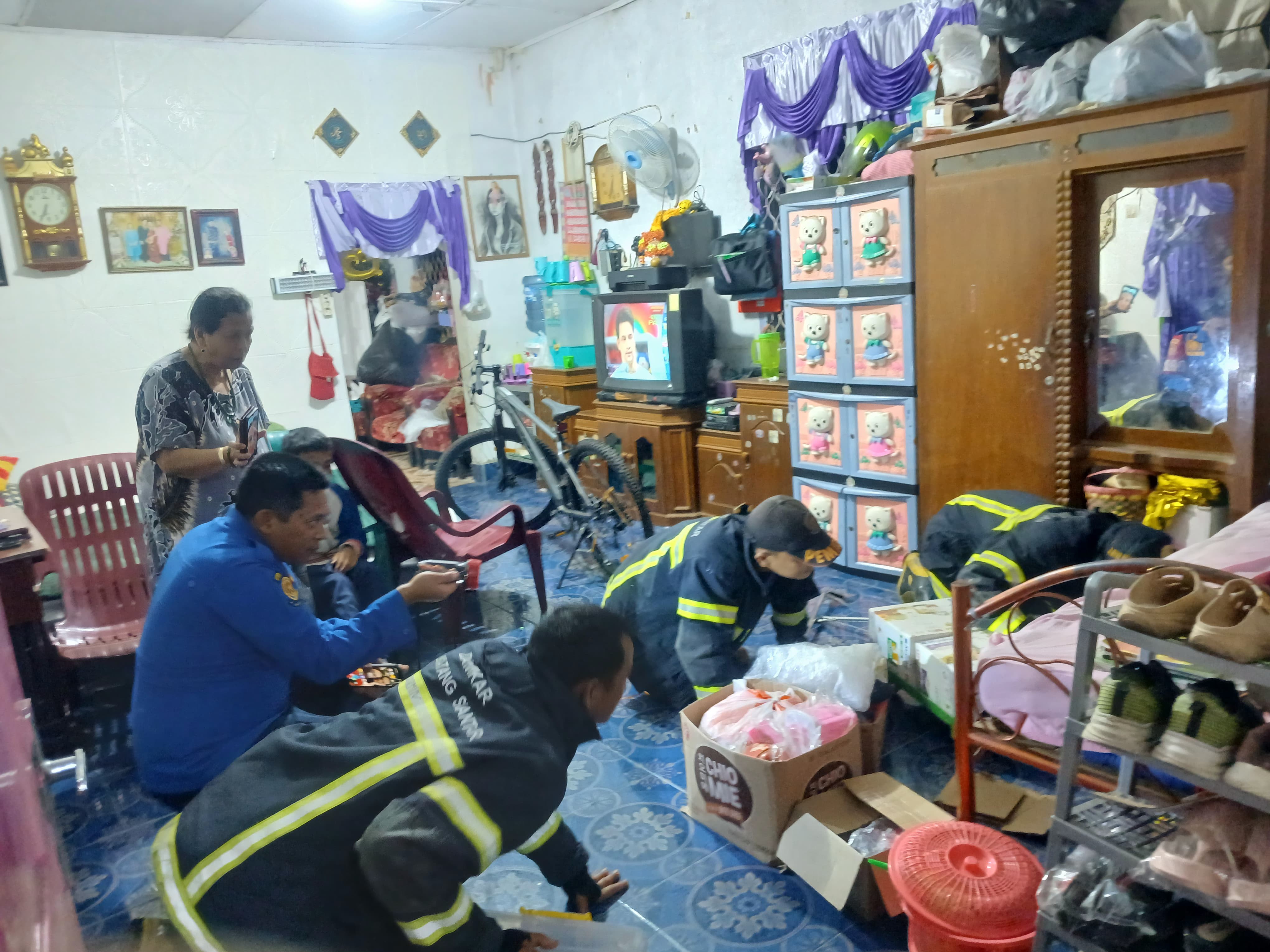 Personil Dinas Pemadam Kebakaran dan Penyelamatan berhasil mengevakuasi ular di rumah warga   Jl. Ka