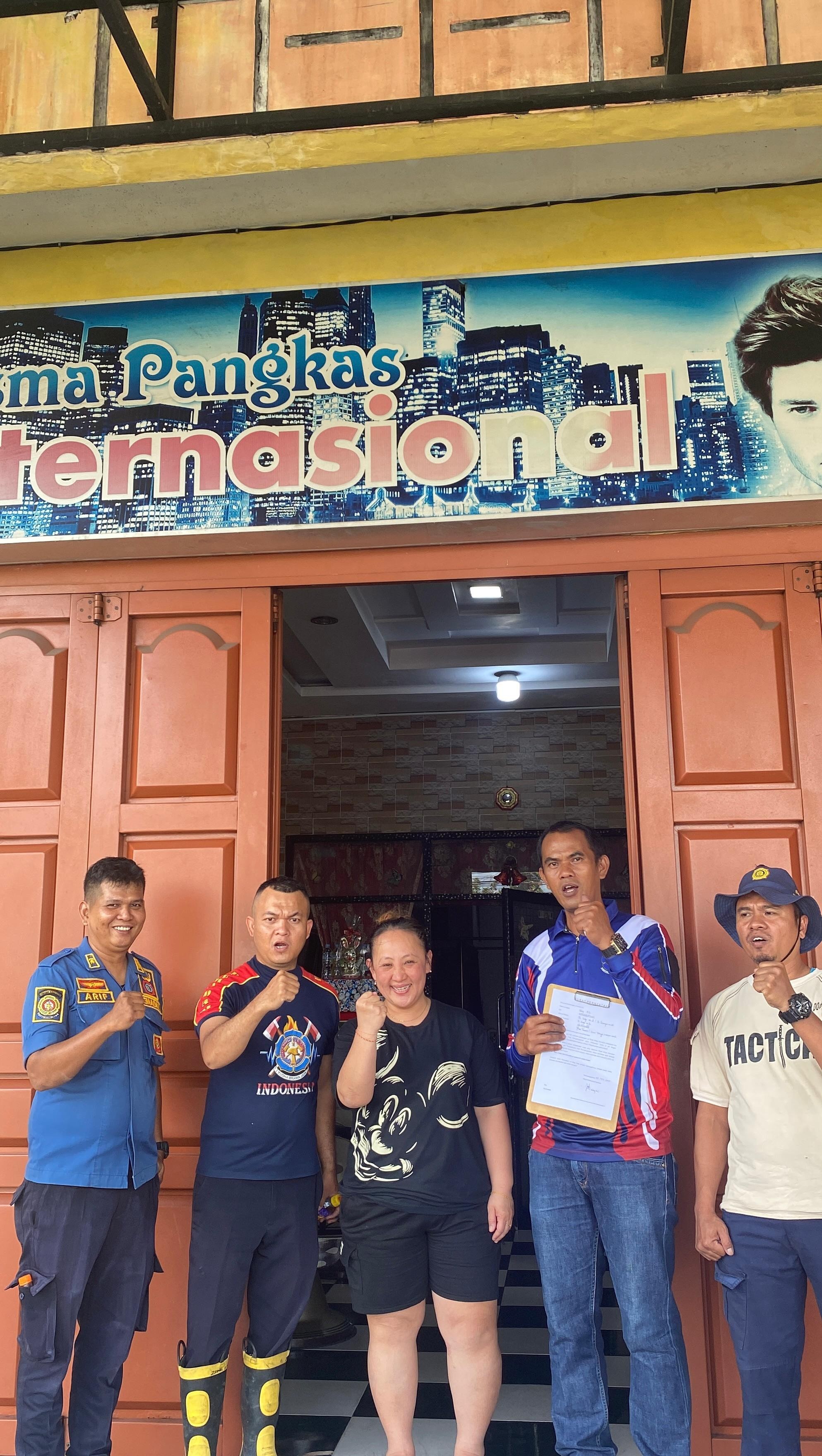 Personil Dinas Pemadam Kebakaran dan Penyelamatan berhasil mengevakuasi kunci ruko yang tertinggal d