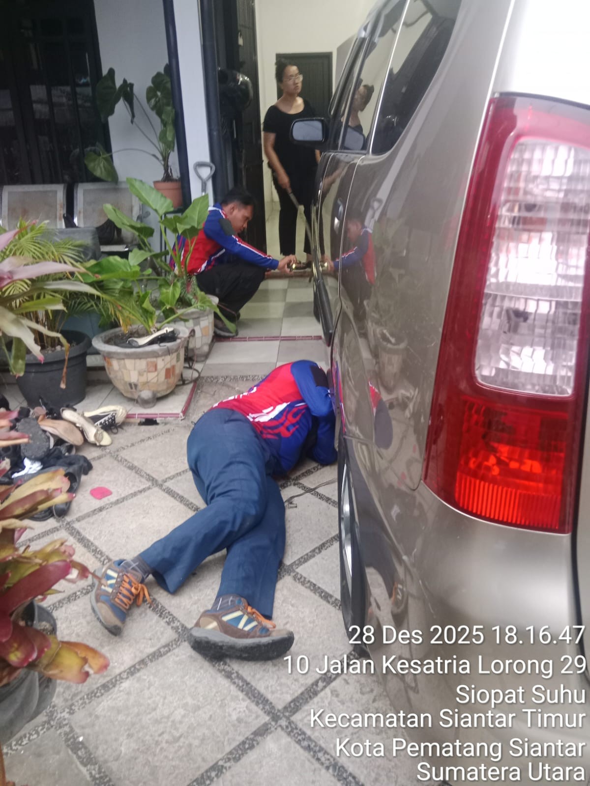 Personil Dinas Pemadam Kebakaran dan Penyelamatan menerima informasi adanya ular di rumah warga  Jl.