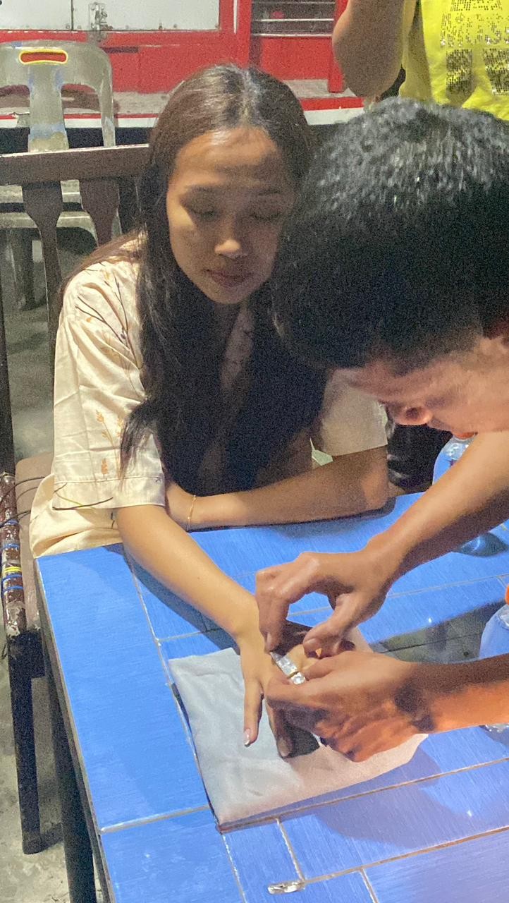 Personil Dinas Pemadam Kebakaran dan Penyelamatan berhasil melaksanakan pelepasan cincin dari jari s