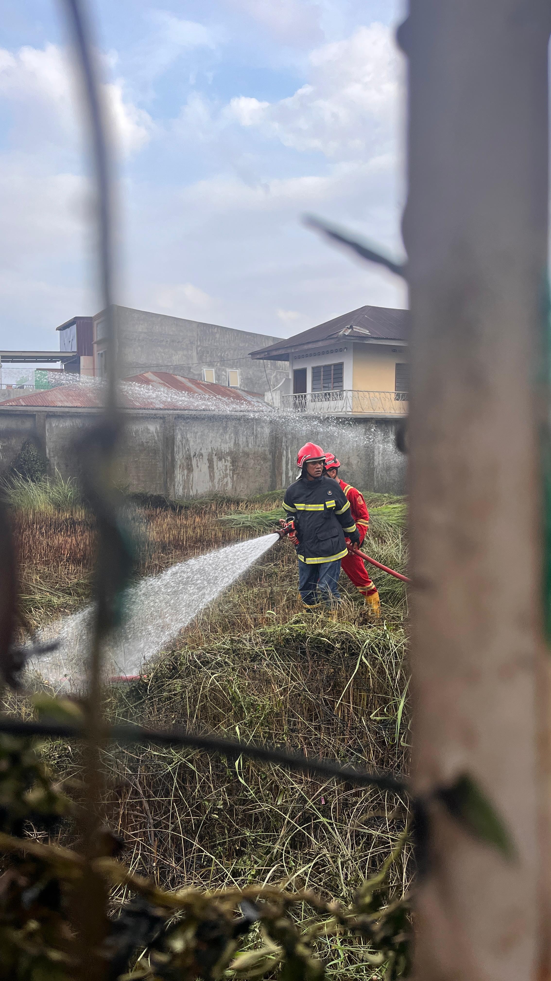 Personil Dinas Pemadam Kebakaran dan Penyelamatan melaksanakan pemadaman kebakaran lahan di   Jl. Pe