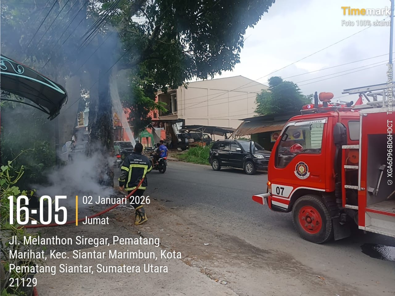 Personil Dinas Pemadam Kebakaran dan Penyelamatan melaksanakan pemadaman kebakaran Pohon di   Jl. Me