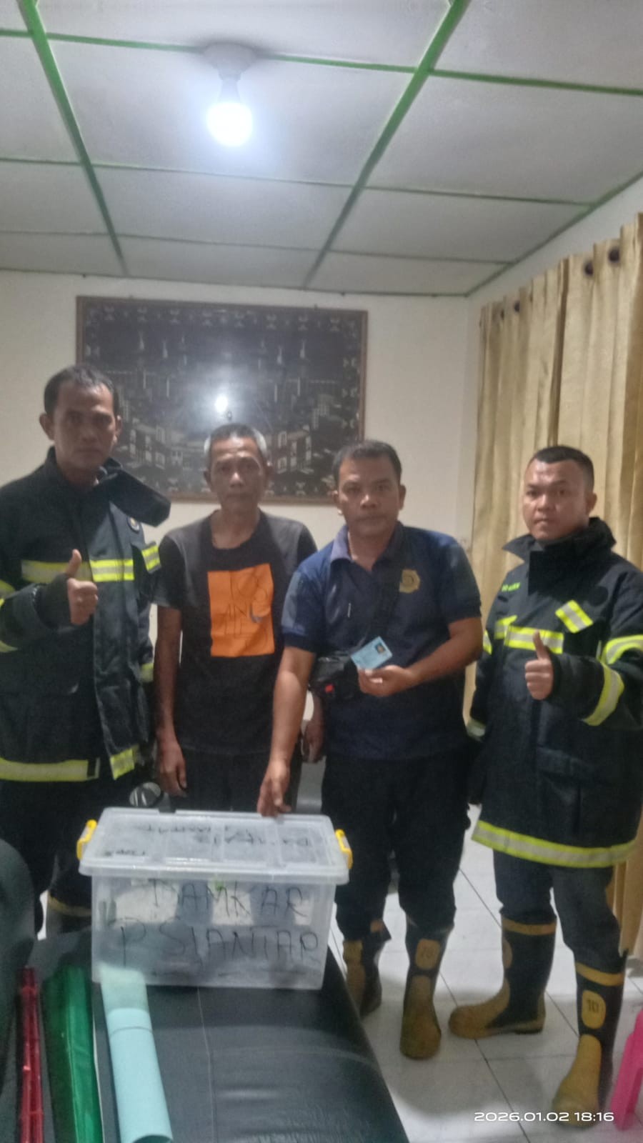 Personil Dinas Pemadam Kebakaran dan Penyelamatan berhasil mengevakuasi seekor ular di rumah warga  