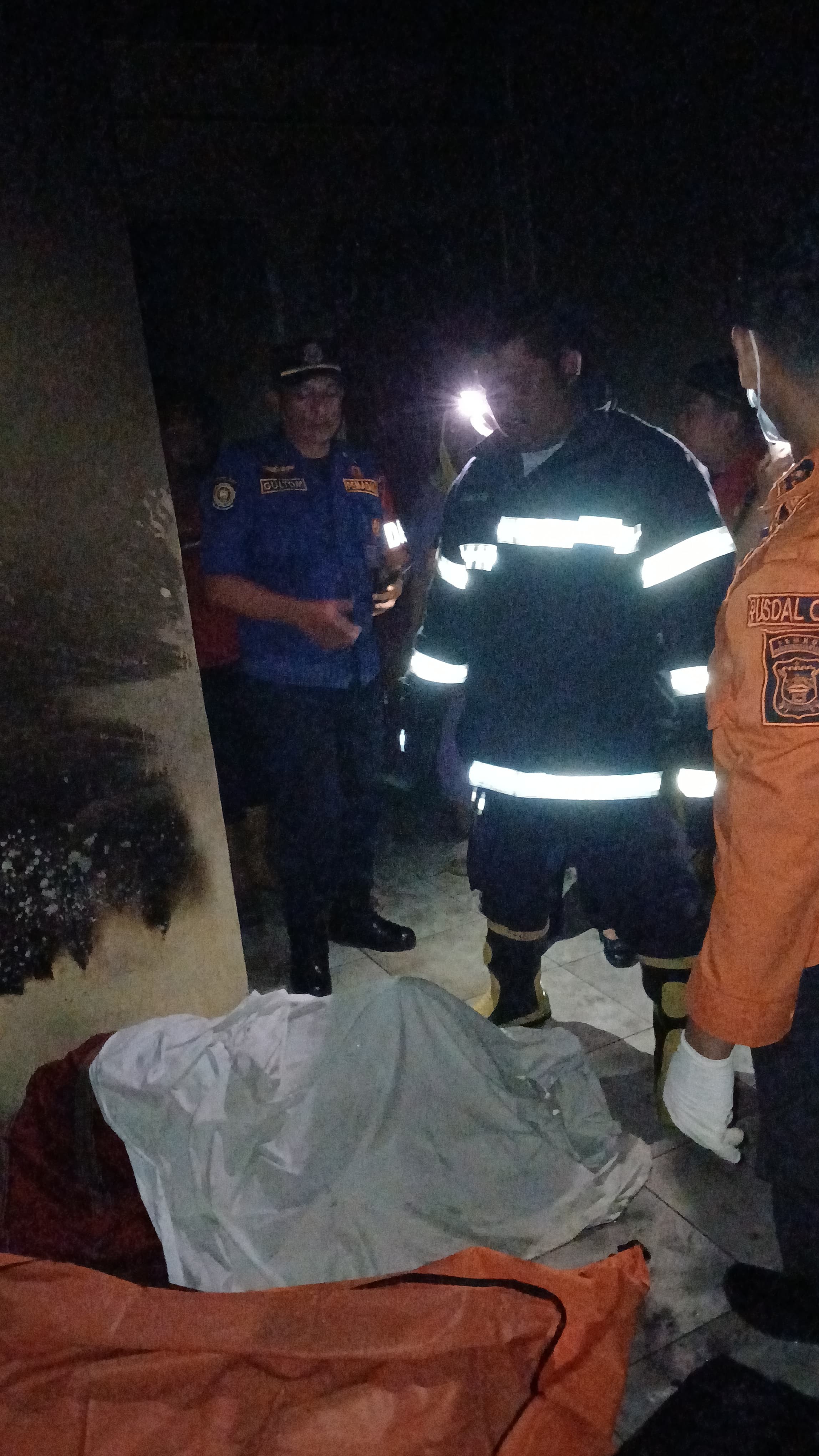 Personil Dinas Pemadam Kebakaran dan Penyelamatan menerima informasi kebakaran di   Jl. Pergaulan