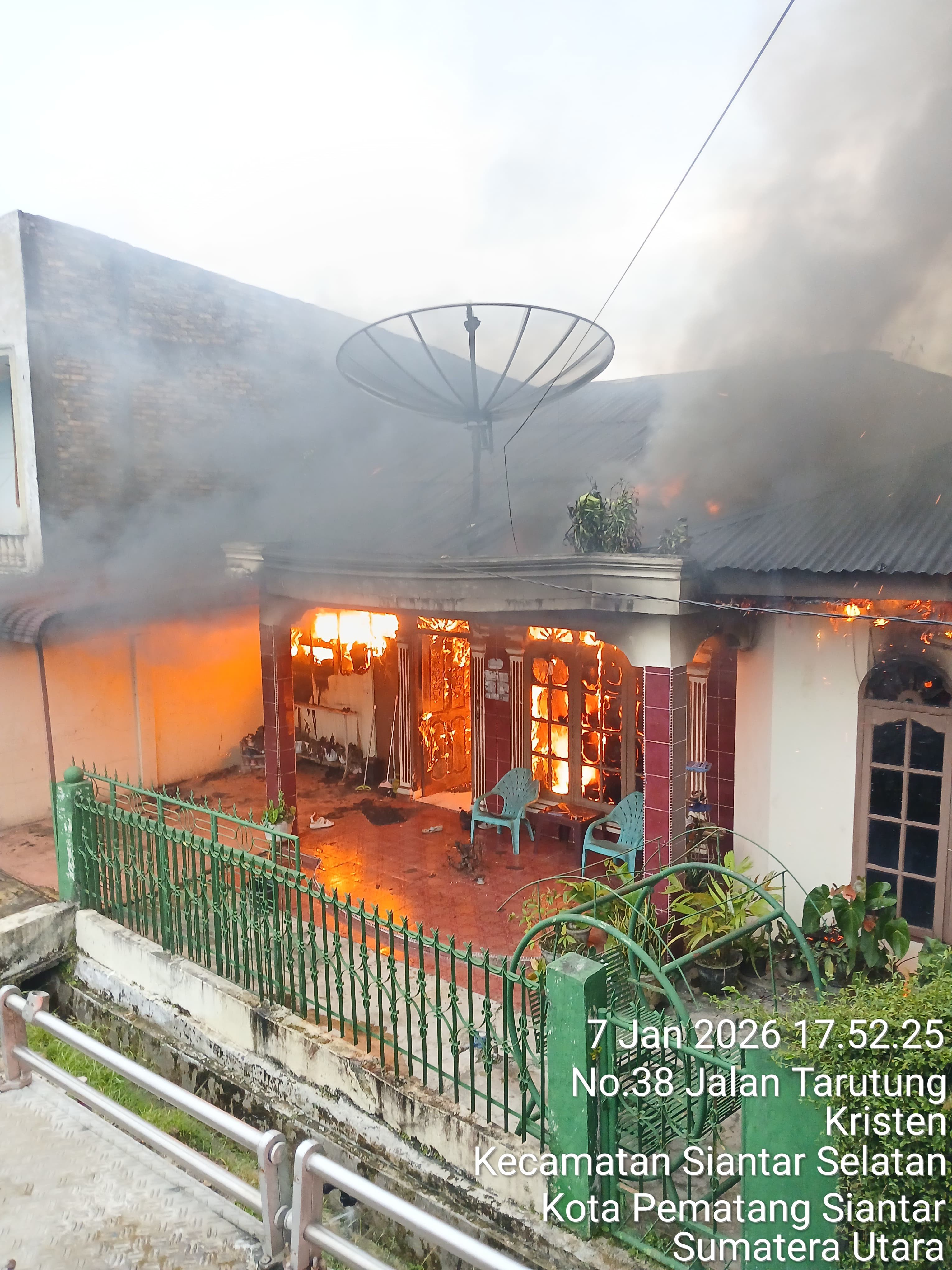 Personil Damkar Siantar melaksanakan Pemadaman Kebakaran rumah di  Jl. Nias