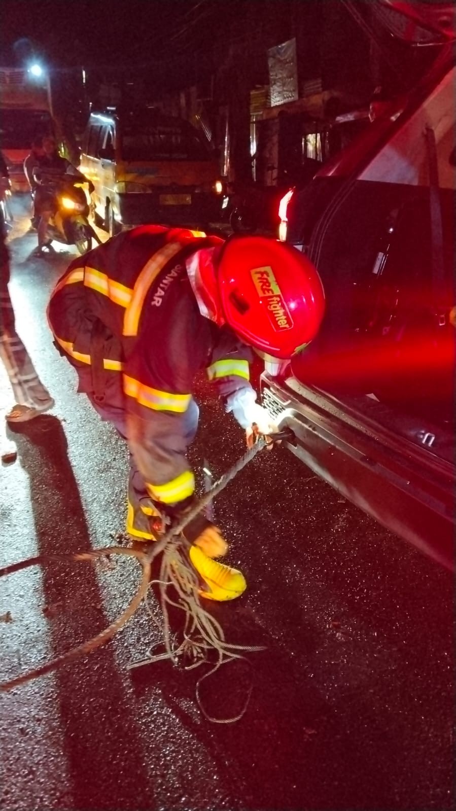 Personil Dinas Pemadam Kebakaran dan Penyelamatan berhasil mengevakuasi mobil warga yang terperosok 