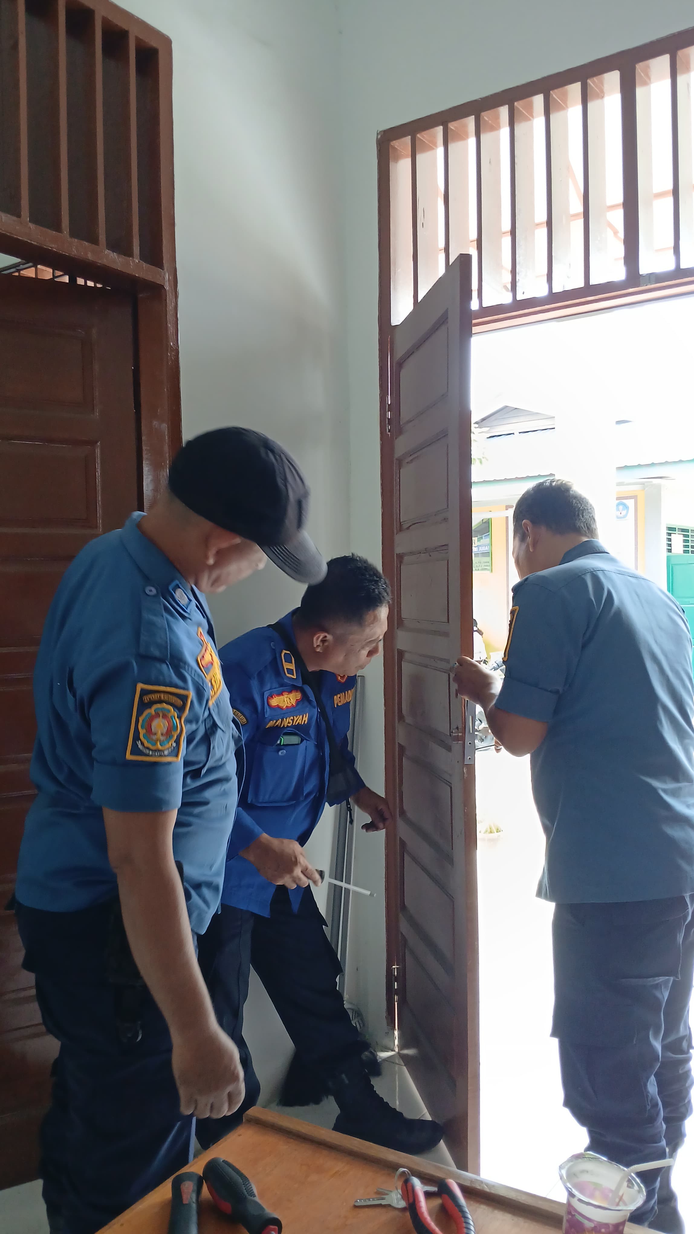 Personil Dinas Pemadam Kebakaran dan Penyelamatan berhasil mengevakuasi kunci pintu yang tidak bisa 