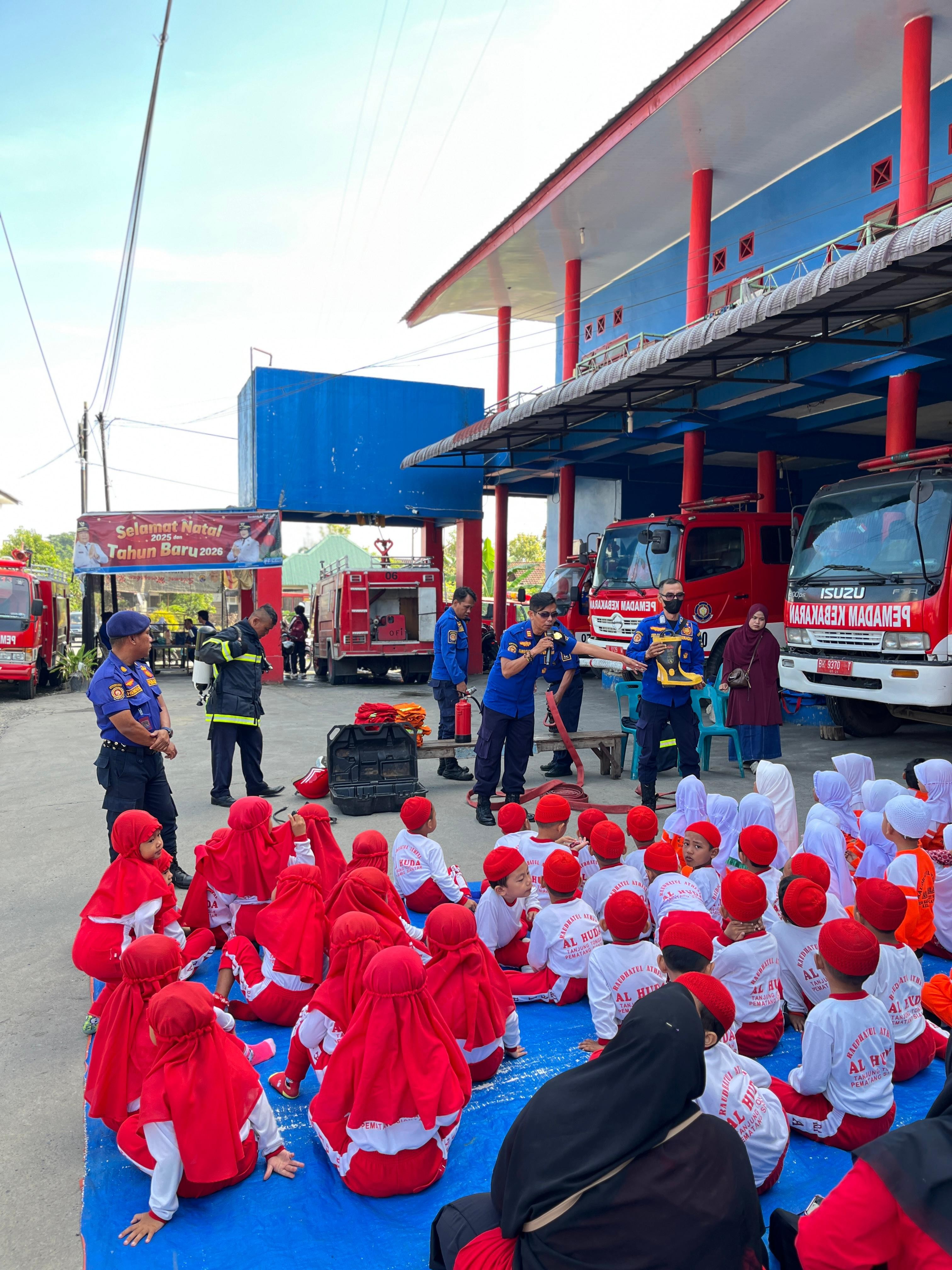 Personil Dinas Pemadam Kebakaran dan Penyelamatan melaksanakan Edukasi dan Pengenalan Profesi Pemada