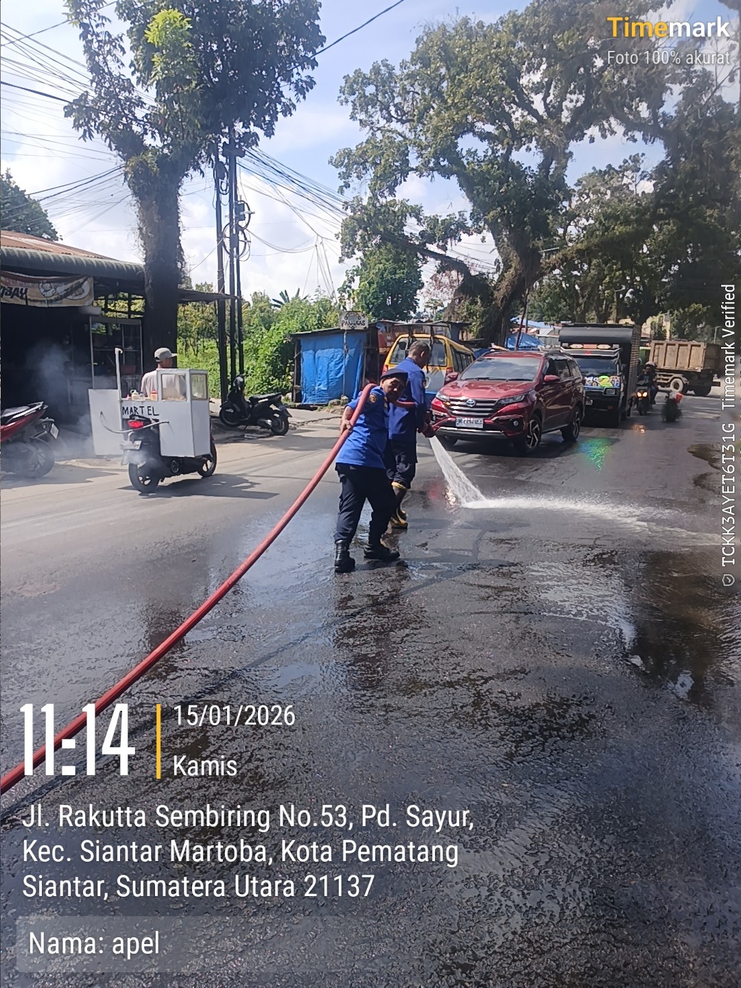 Personil Dinas Pemadam Kebakaran dan Penyelamatan melaksanakan penyiraman tumpahan solar yang membah