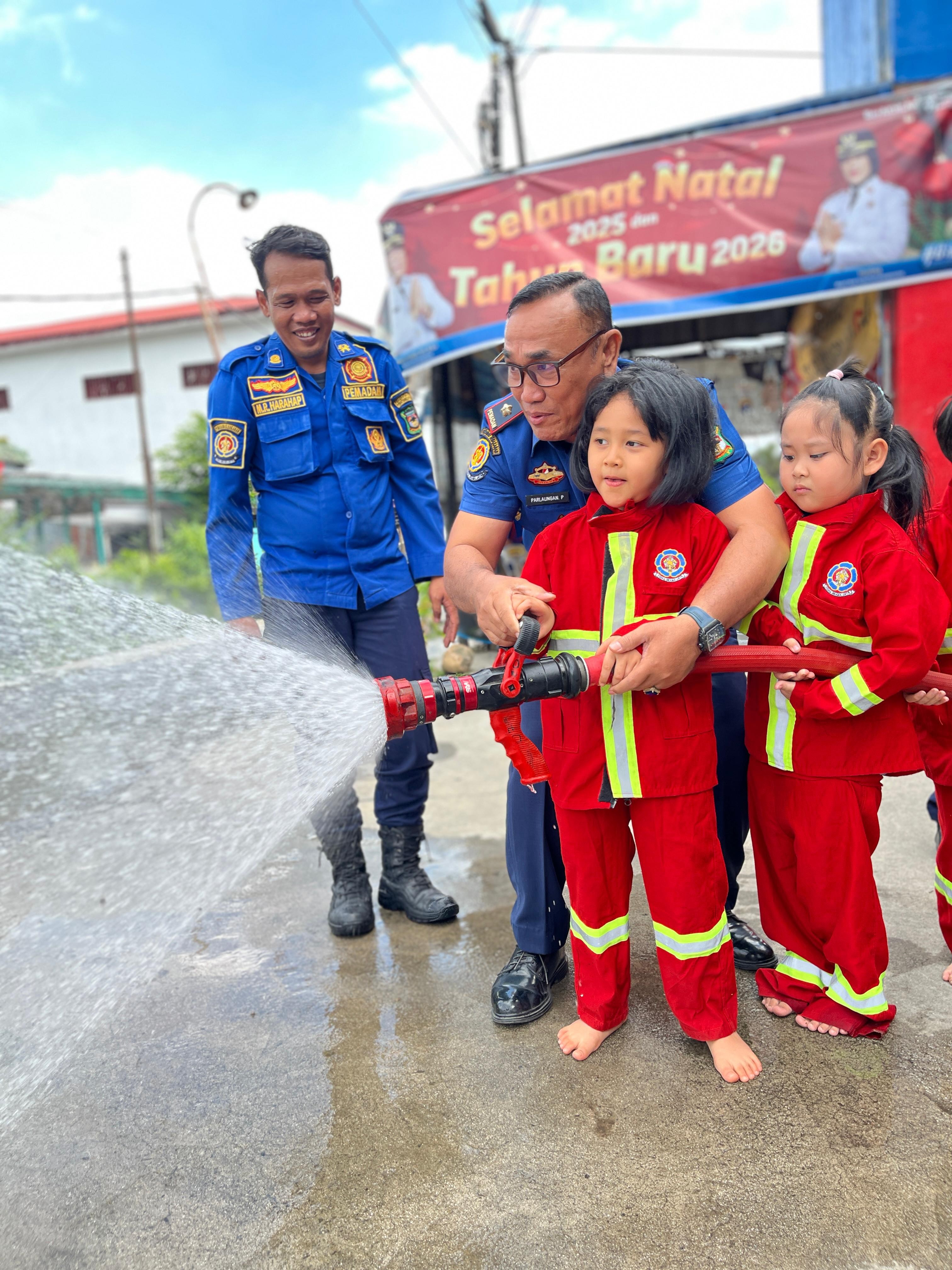 Personil Dinas Pemadam Kebakaran dan Penyelamatan melaksanakan Edukasi dan Pengenalan Profesi Pemada