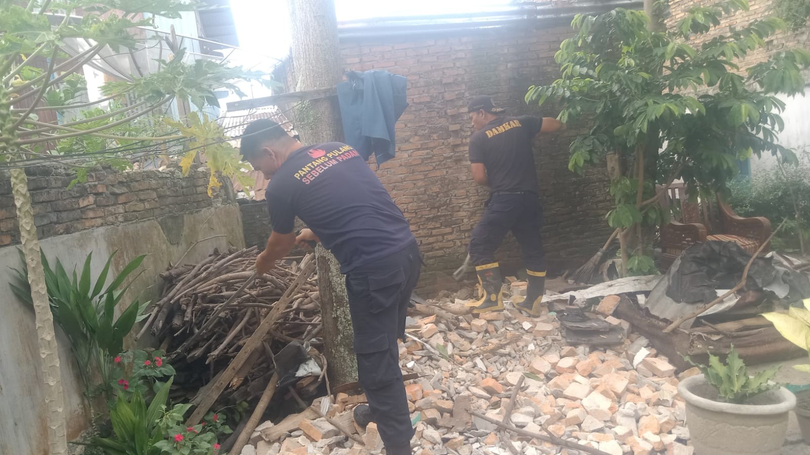 Personil Dinas Pemadam Kebakaran dan Penyelamatan menerima informasi adanya ular di rumah warga  Jl.