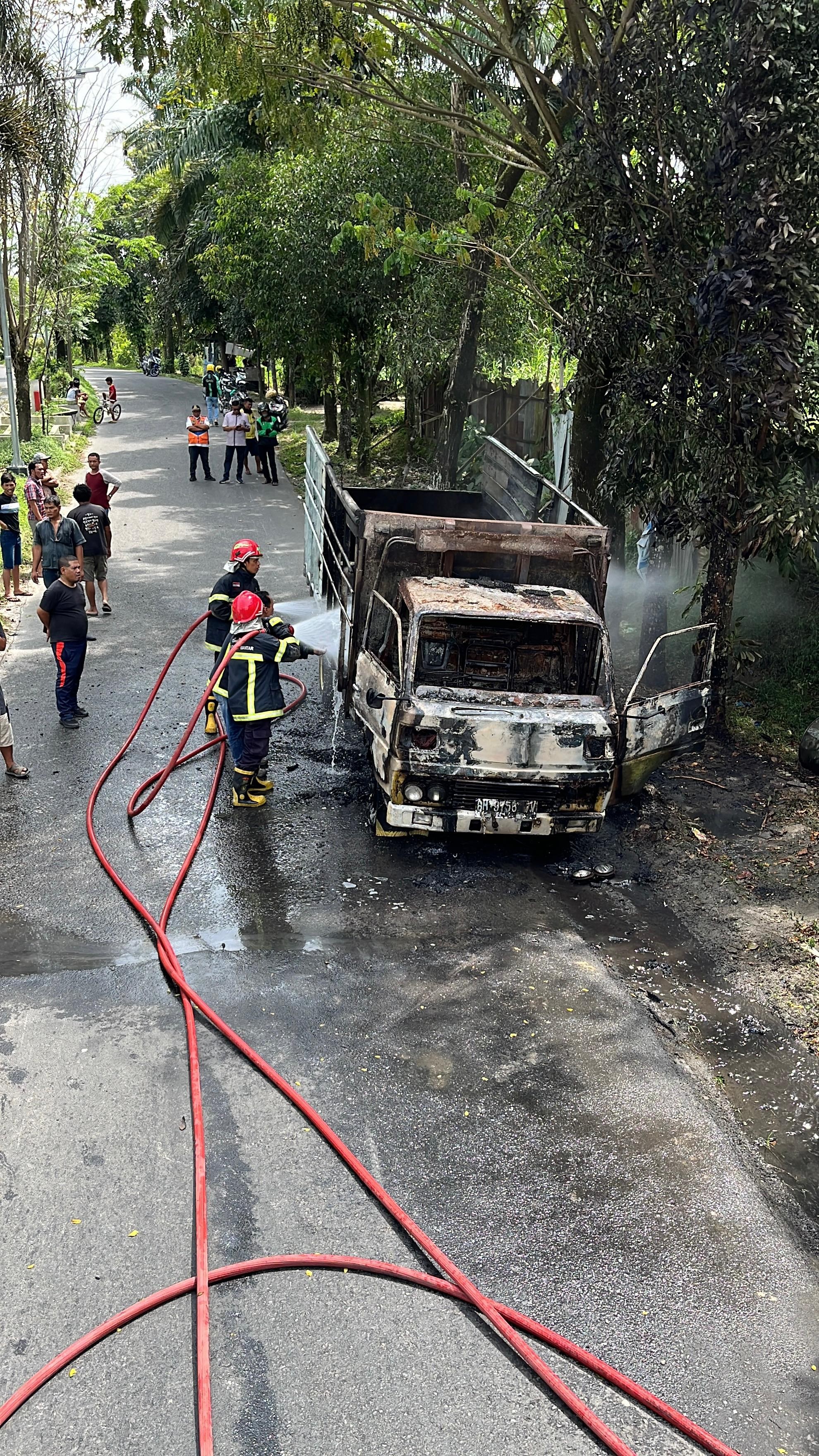 Personil Dinas Pemadam Kebakaran dan Penyelamatan melaksanakan Pemadaman Kebakaran Sebuah Mobil Bara