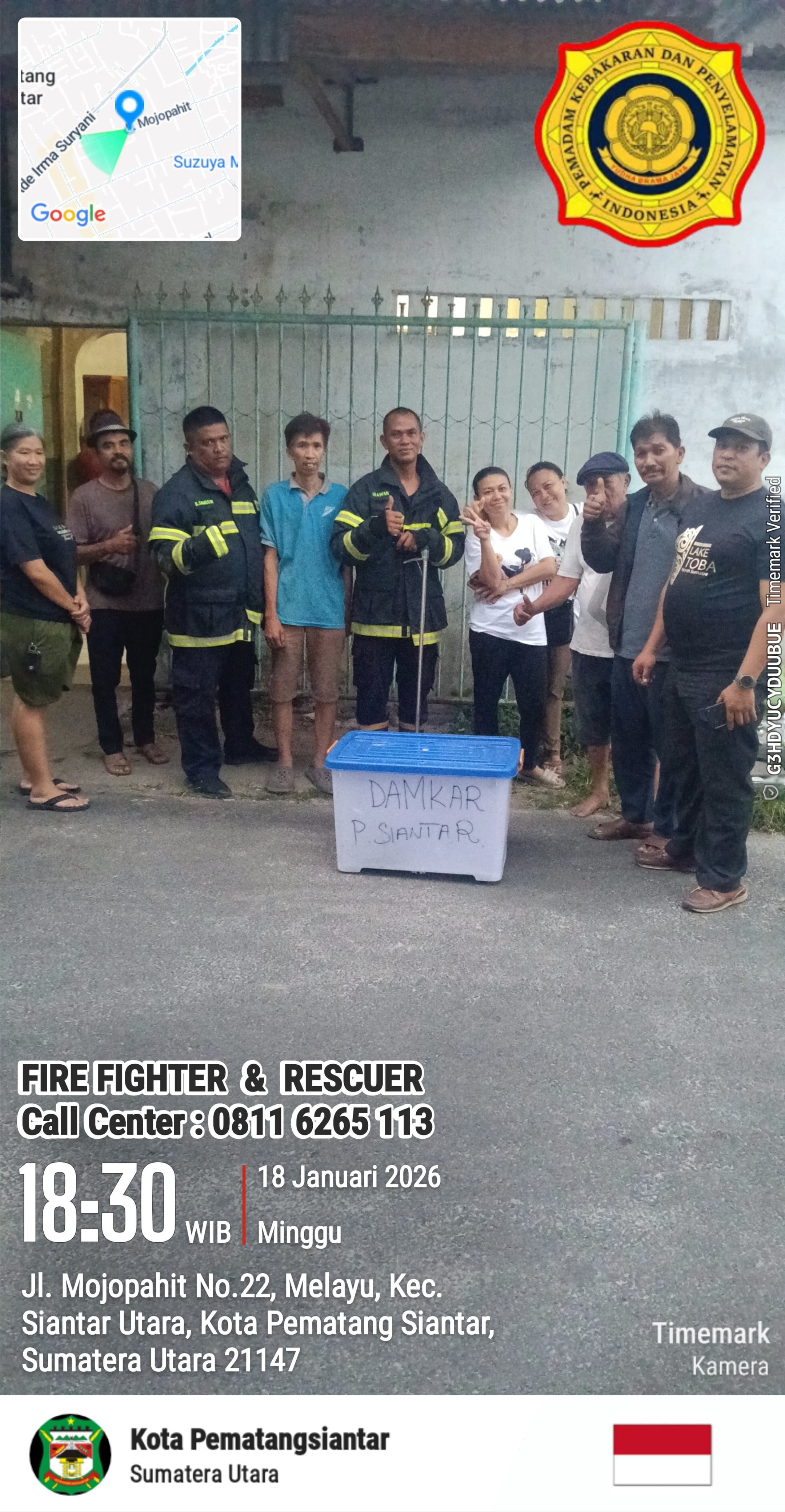 Personil Dinas Pemadam Kebakaran dan Penyelamatan berhasil mengevakuasi  ular di rumah warga  Jl. Mo